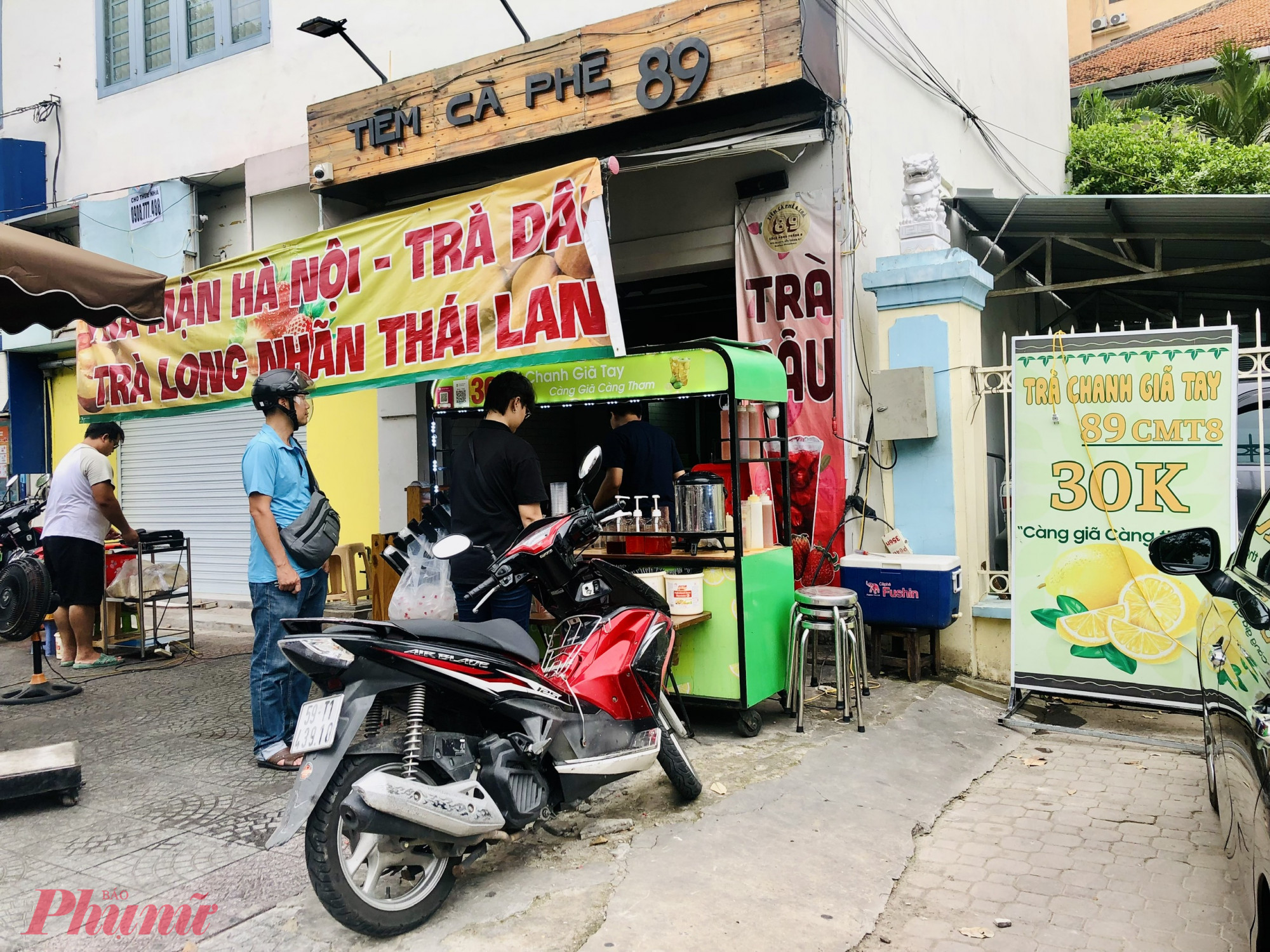 Trước đây, điểm bán trà chanh giã tay trên đường CMT8 (quận 1, TPHCM) luôn trong tình trạng đông khách xếp 