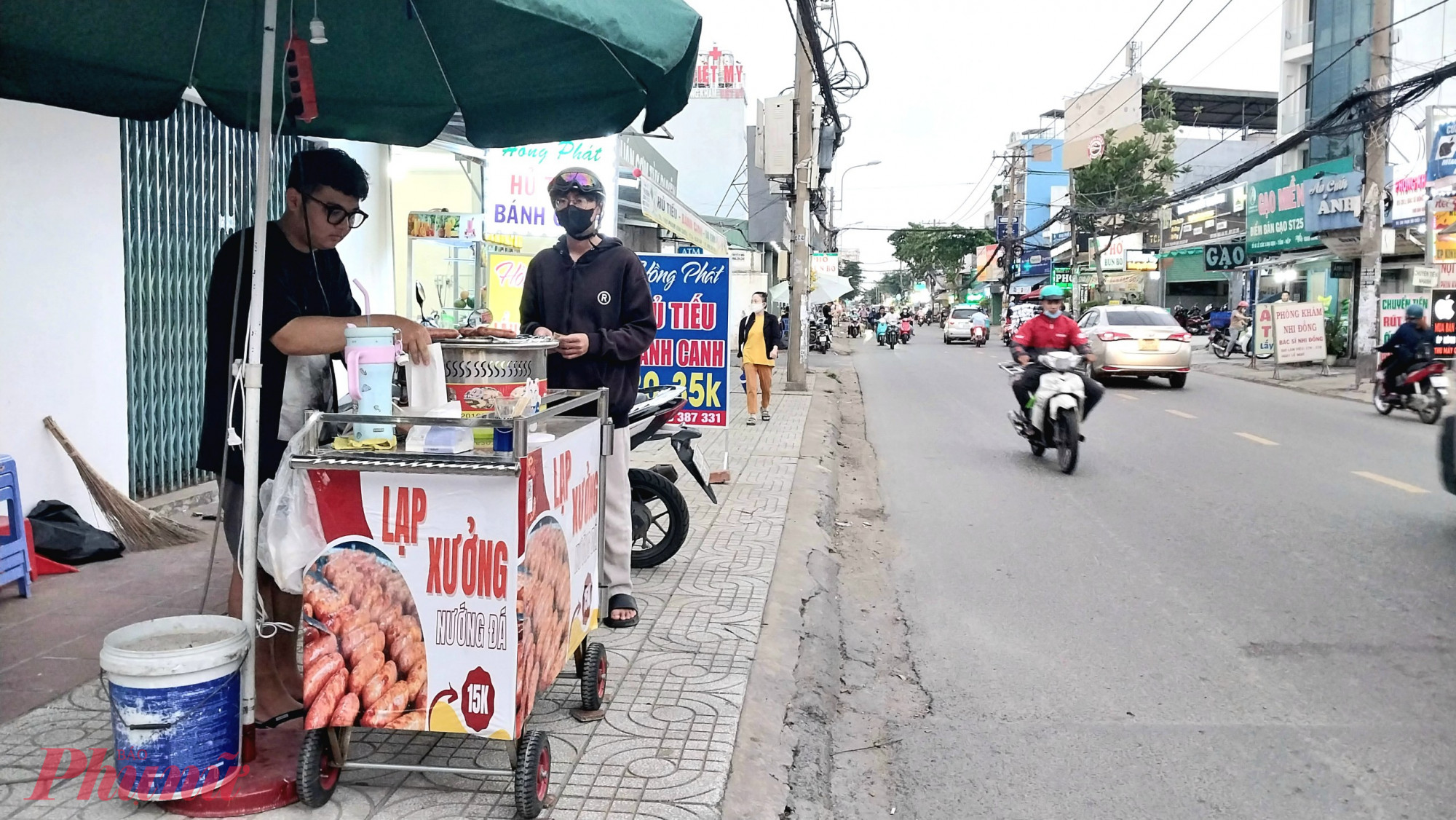 Lạp xưởng nướng đá đang là một trend ẩm thực mới trong giới trẻ. Đi dọc các tuyến đường trên địa bàn TPHCM, không khó để bắt gặp các xe đẩy treo bảng lạp xưởng nướng đá 15k, để thưởng thức được món này, không ít người chấp nhận xếp hàng từ 20-30 phút. Theo một chủ điểm bán trên đường Nguyễn Văn Quá (quận 12, TPHCM), lạp xưởng nướng đá bắt nguồn từ Hà Khẩu (Trung Quốc), lúc đầu phổ biến tại Hà Nội, sau đó nở rộ tại TPHCM. Thời gian đầu, do món ăn này được giới trẻ săn lùng, trong khi lạp xưởng được nhập từ Trung Quốc về nên điểm bán nào cũng cháy hàng. Chỉ cần đặt 1 chiếc xe đẩy ngay vỉa hè, người bán có thể thu về vài triệu đồng/đêm, thậm chí có điểm bán được cả chục triệu đồng/đêm.