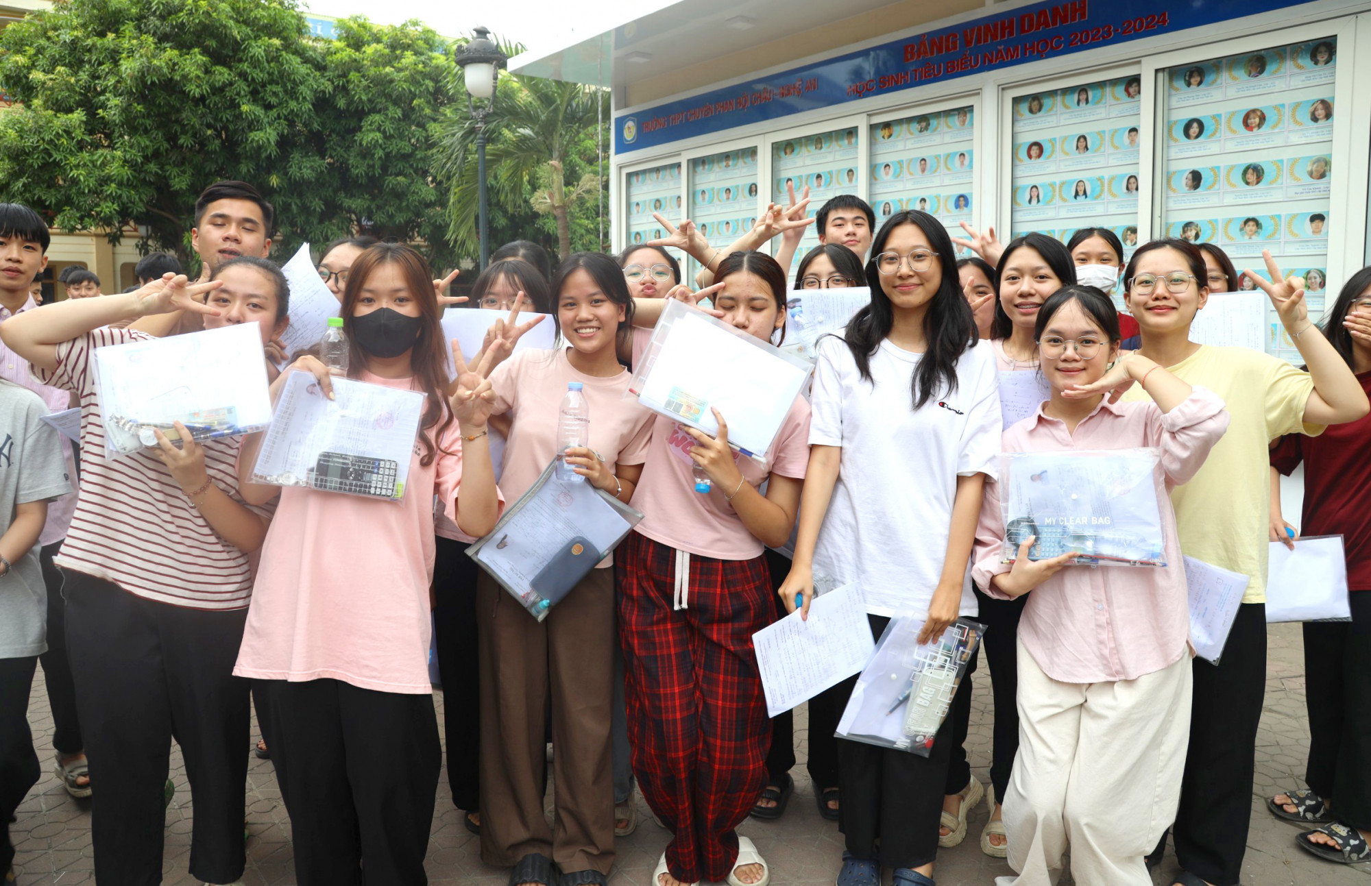Các thí sinh ở điểm thi Trường THPT chuyên Phan Bội Châu tươi cười sau khi kết thúc bài thi môn Toán - Ảnh: Phan Ngọc
