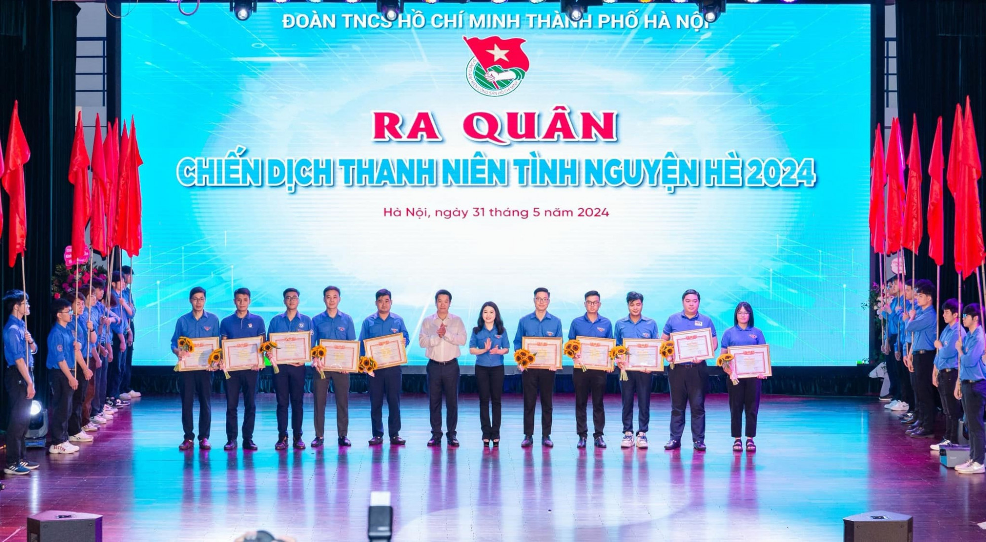 Sinh viên Trường đại học Kinh tế Quốc dân ra quân chiến dịch thanh niên tình nguyện (Ảnh minh họa)