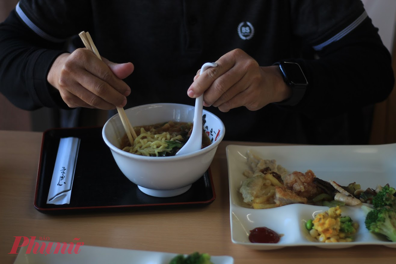 Mỳ Kitakata Ramen  Kitakata Ramen của TP Kitakata nằm trong top 3 loại mỳ ramen ngon nhất tại Nhật Bản. Hương vị tinh tế với nước xương hầm xì dầu đậm đà, hòa quyện hoàn hảo với sợi mỳ xoăn béo ngậy. Được làm từ nguồn nước địa phương quý giá, món mỳ này ngon nhất khi thưởng thức tại Kitakata!