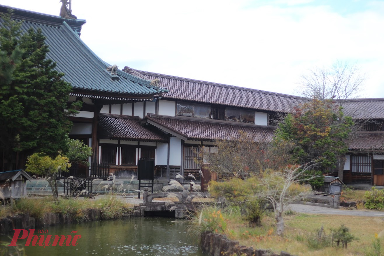 Tập làm samurai tại Trường đào tạo samurai Aizu Hanko Nisshinkan Nisshinkan là ngôi trường lớn và danh tiếng nơi con cháu các gia đình samurai thời phong kiến được gửi đến để rèn luyện thể chất lẫn học thuật từ năm 10 tuổi. Ngôi trường có kiến trúc thời Edo tráng lệ được khôi phục nguyên vẹn với khu võ đường, giảng đường, đài quan sát thiên văn và hồ Suiren Mizumaike - bể bơi lâu đời nhất Nhật Bản. Ngày nay Nisshinkan đã trở thành một bảo tàng tương tác lớn mà du khách có thể tận hưởng các trải nghiệm y như một samurai “tập sự”: bắn cung, tọa thiền, trà đạo và cả tô tượng bò Akabeko - biểu tượng may mắn của Fukushima. Các hoạt động mới lạ và khác biệt chắc chắc sẽ tạo niềm vui cho mọi du khách.
