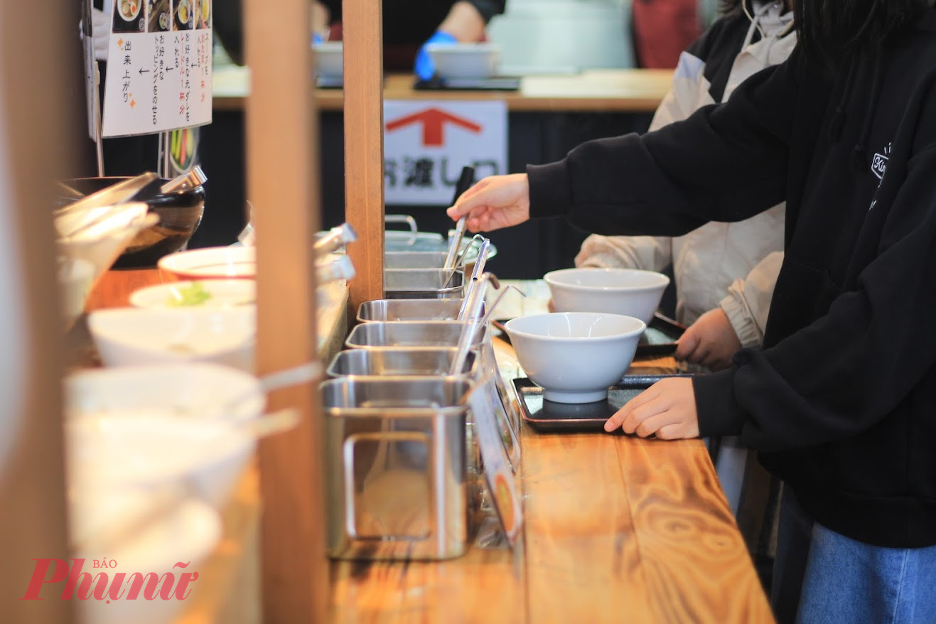 Mỳ Kitakata Ramen  Kitakata Ramen của TP Kitakata nằm trong top 3 loại mỳ ramen ngon nhất tại Nhật Bản. Hương vị tinh tế với nước xương hầm xì dầu đậm đà, hòa quyện hoàn hảo với sợi mỳ xoăn béo ngậy. Được làm từ nguồn nước địa phương quý giá, món mỳ này ngon nhất khi thưởng thức tại Kitakata!