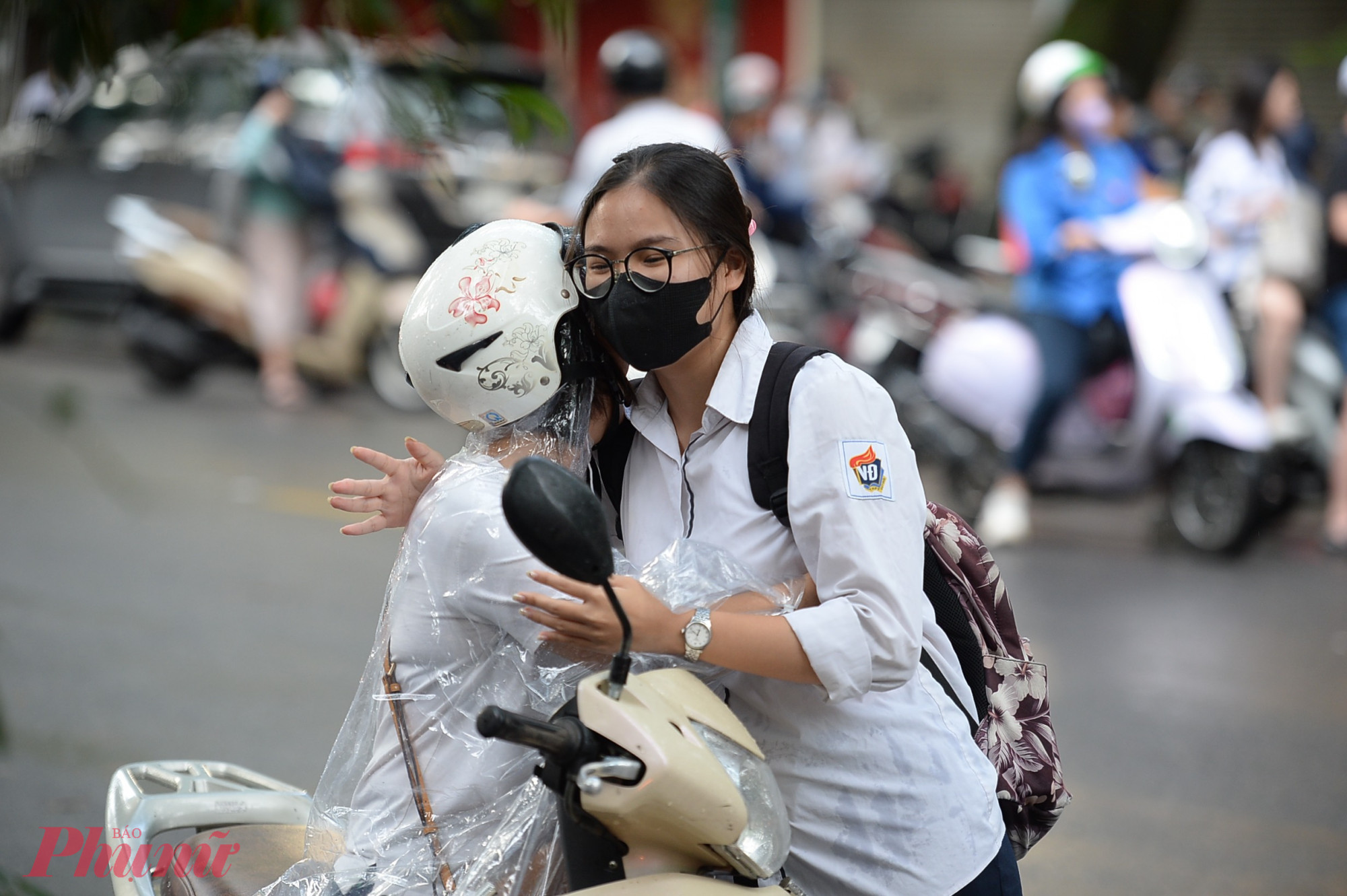 Những cái ôm, nỵ hôn động viên của cha mẹ chứa đựng rất nhiều hi vọng lớn lao dành cho con cái mình.