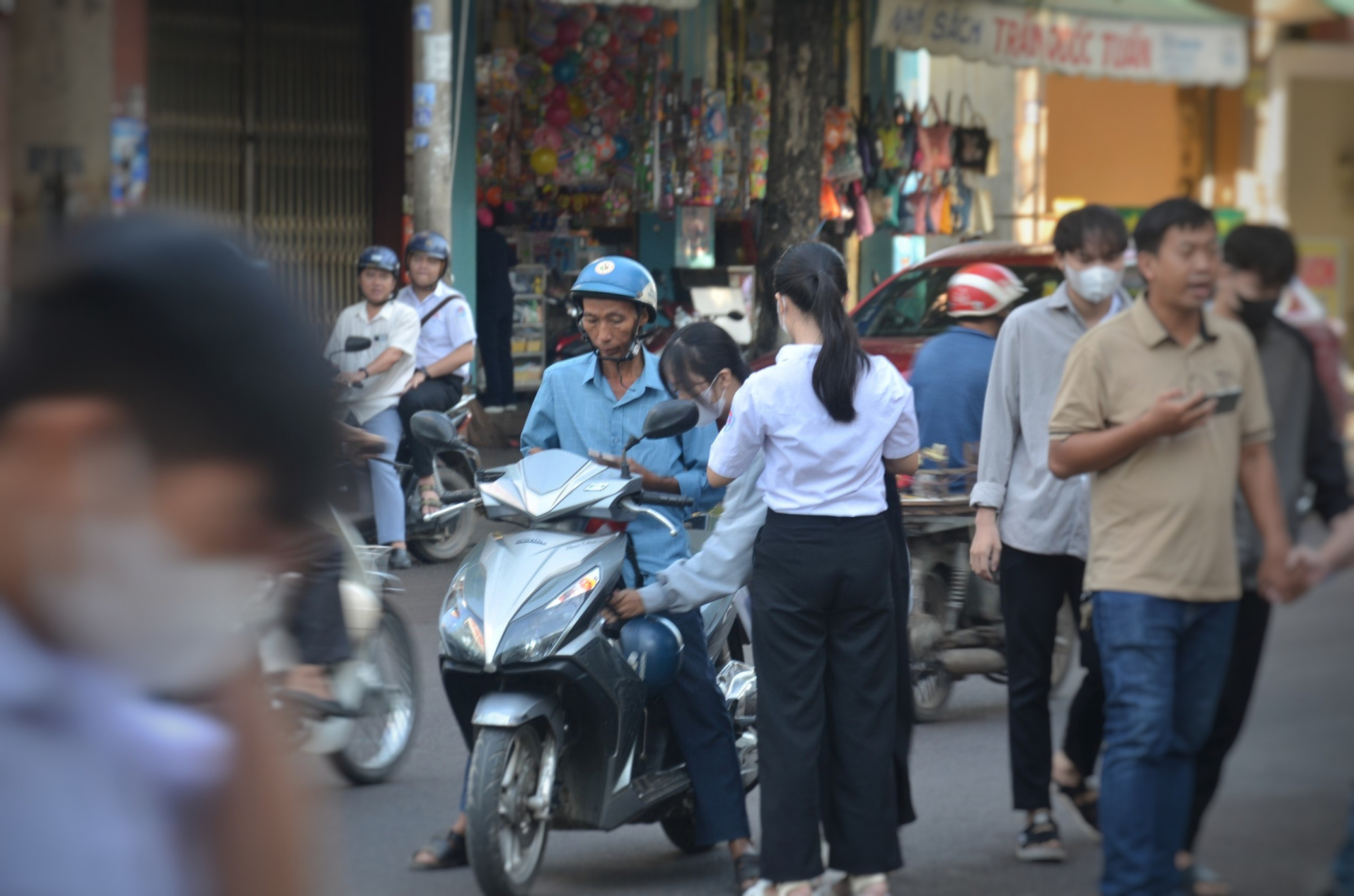 Phụ huynh đưa thí sinh đi thi trong tâm trạng lo lắng 