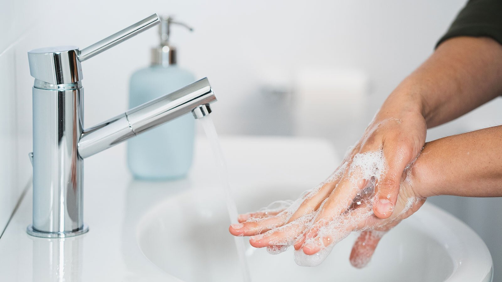Dùng các loại chất tẩy rửa mạnh: Nhiều người lựa chọn xà phòng dạng bánh để rửa tay sau khi nấu ăn hoặc đi vệ sinh. Tuy nhiên, những sản phẩm này thường có độ tẩy rửa rất mạnh, khiến da tay bị khô và mất đi sự mềm mại tự nhiên. Xà phòng có tính kiềm cao có thể làm mất lớp dầu bảo vệ tự nhiên của da, dẫn đến tình trạng da tay dễ bị khô căng và kích ứng. Đặc biệt, việc sử dụng thường xuyên các loại xà phòng này có thể làm giảm độ ẩm của da, gây ra các vấn đề như viêm da tiếp xúc và lão hóa sớm.