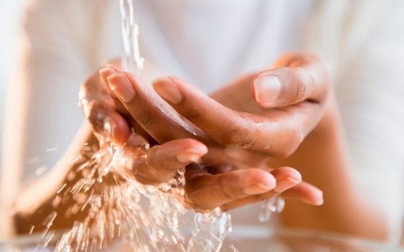 Rửa tay quá nhiều lần: Thói quen rửa tay nhiều lần nhằm muốn loại bỏ vi khuẩn tưởng chừng rất tốt nhưng chính đang khiến bàn tay bị chà xát liên tục. Hành động này khi lặp đi lặp lại quá nhiều lần sẽ khiến bàn tay của chúng ta trở nên thô ráp. Nếu công việc của bạn bắt buộc phải thường xuyên vệ sinh, sát khuẩn tay, hãy thêm bước dưỡng ẩm sau khi rửa tay để giữ cho đôi bàn tay được mềm mại nhé.