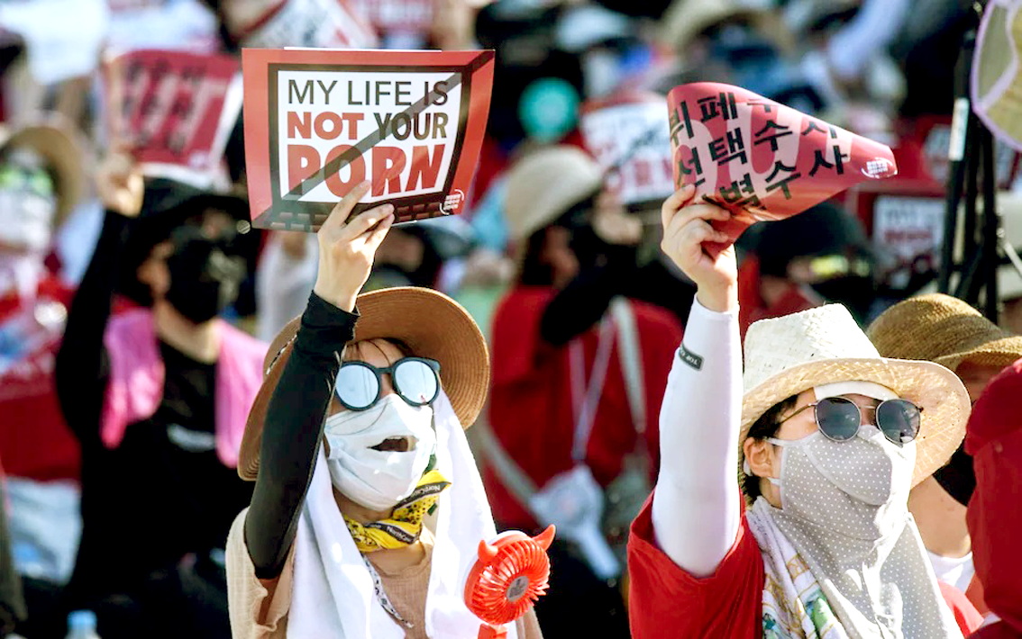 Phụ nữ Hàn Quốc biểu tình phản ứng với tệ nạn “quay lén” bằng camera ẩn - ẢNH: ED JONES/AFP