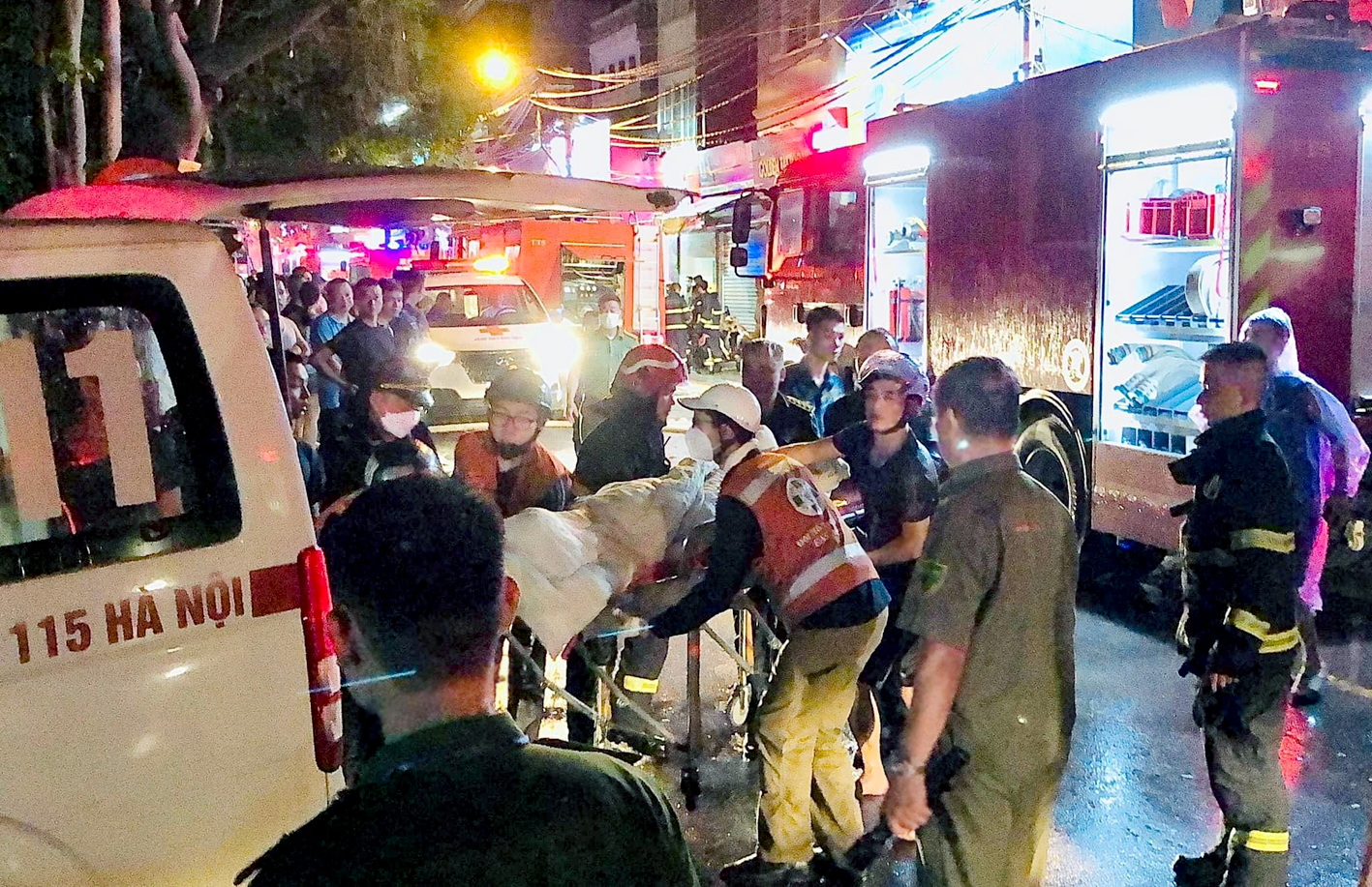 Lực lượng chức năng cứu hộ, cứu nạn trong vụ cháy nhà ở kết hợp kinh doanh tại phố Định Công Hạ (TP Hà Nội) vào tối 16/6 - ẢNH: NGỌC LINH