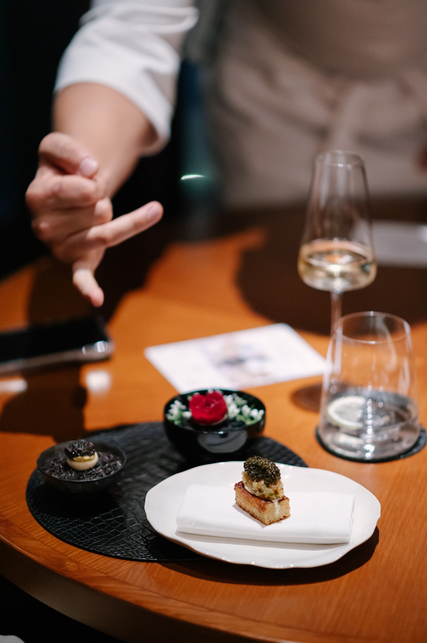 Akuna mang đến một cách nhìn khác về fine dining khi mỗi món ăn là sự kết hợp của phong cách ẩm thực Modern Australia và nguồn nguyên liệu Việt Nam.