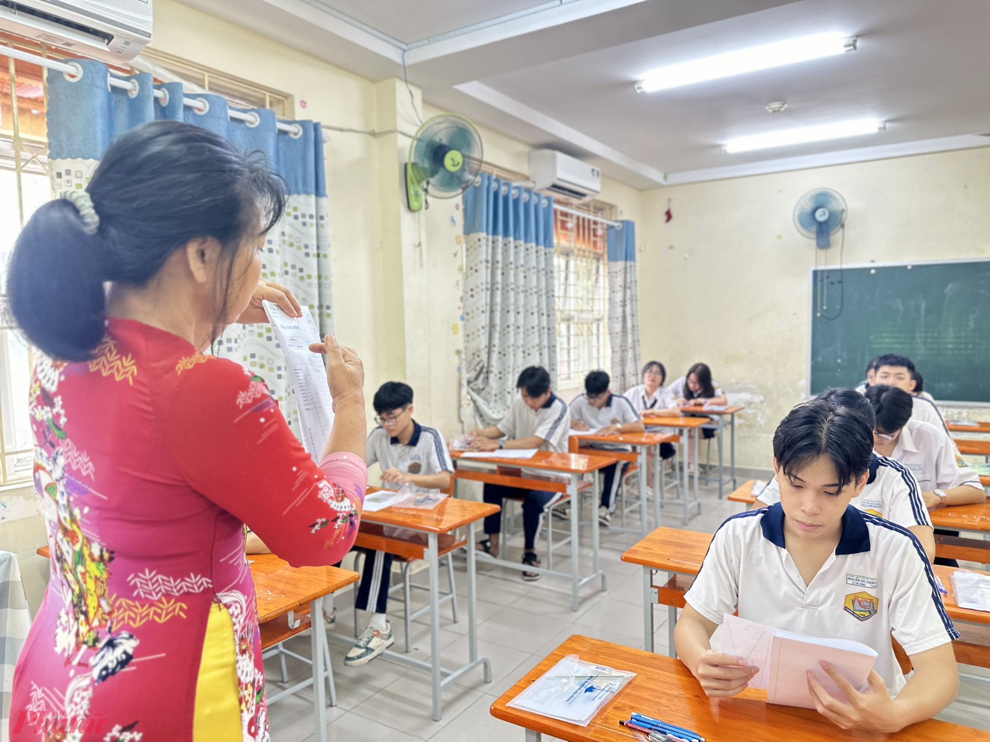 Thí sinh thi môn ngữ văn sáng nay - Ảnh: Nguyễn Loan
