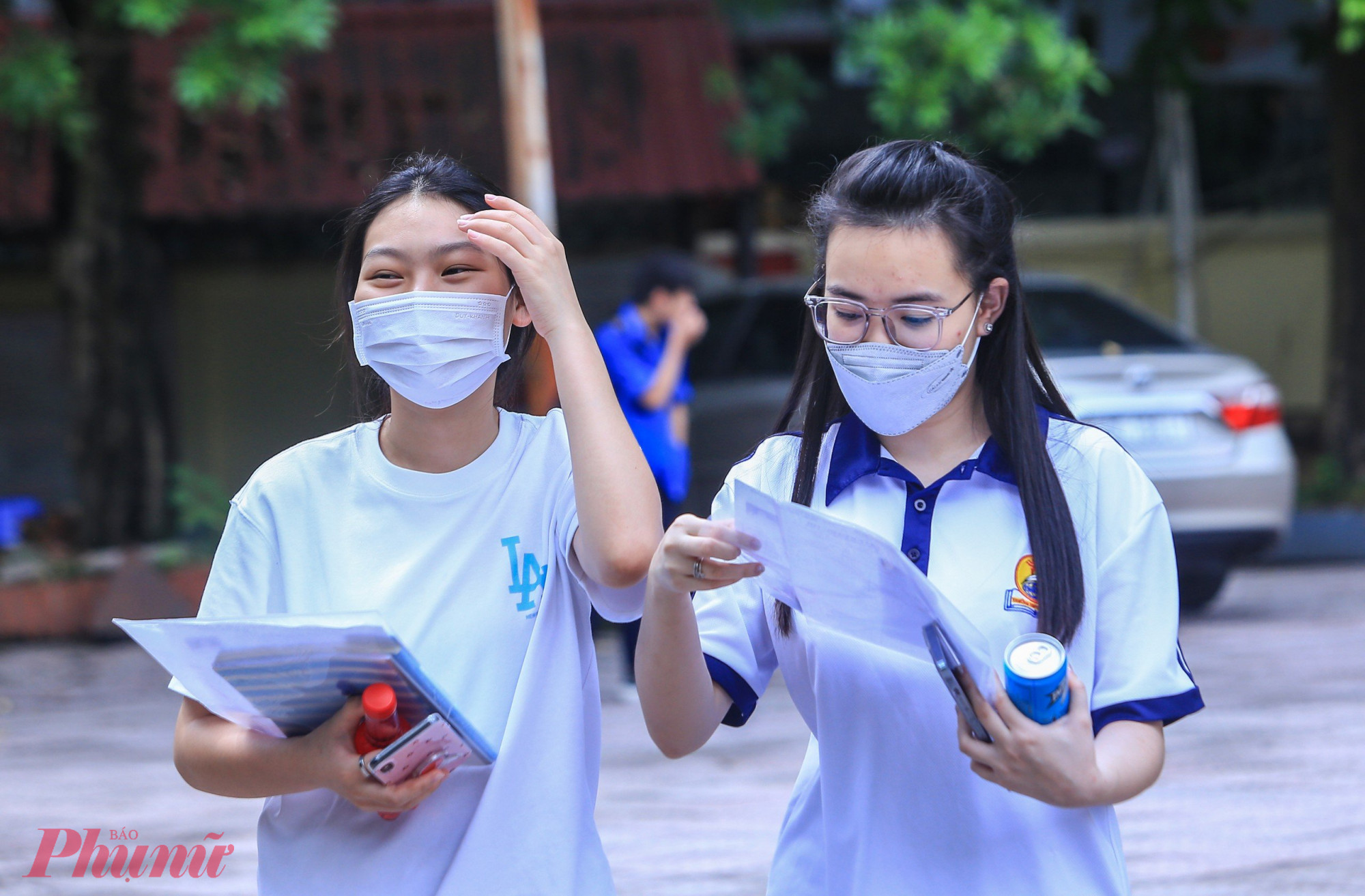 Thí sinh kết thúc ngày thi đầu tiên - Ảnh: Đại Minh