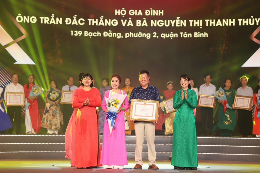 Phó Chủ tịch UBND TPHCM Trần Thị Diệu Thúy và 
