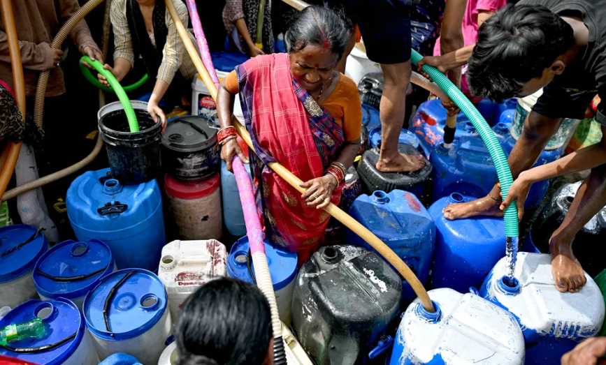 Ấn Độ trải qua những ngày nắng nóng nhất thế giới tong khi nguồn nước cung cấp lại không đủ 