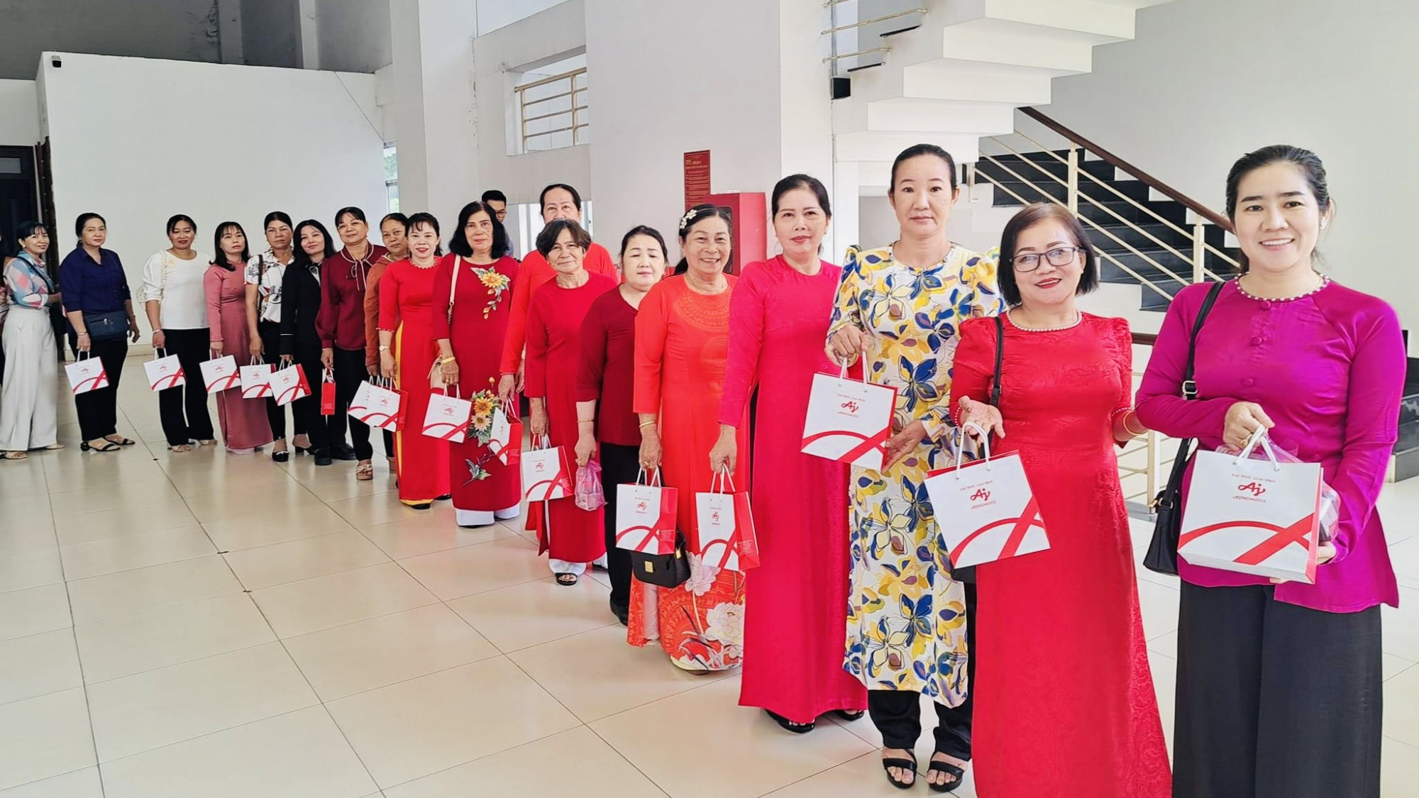 Hội LHPN huyện Bình Chánh phối hợp với Công ty Ajinomoto tặng quà cho hội viên phụ nữ nhân Ngày hội kết nối Gia đình Việt Nam năm 2024.
