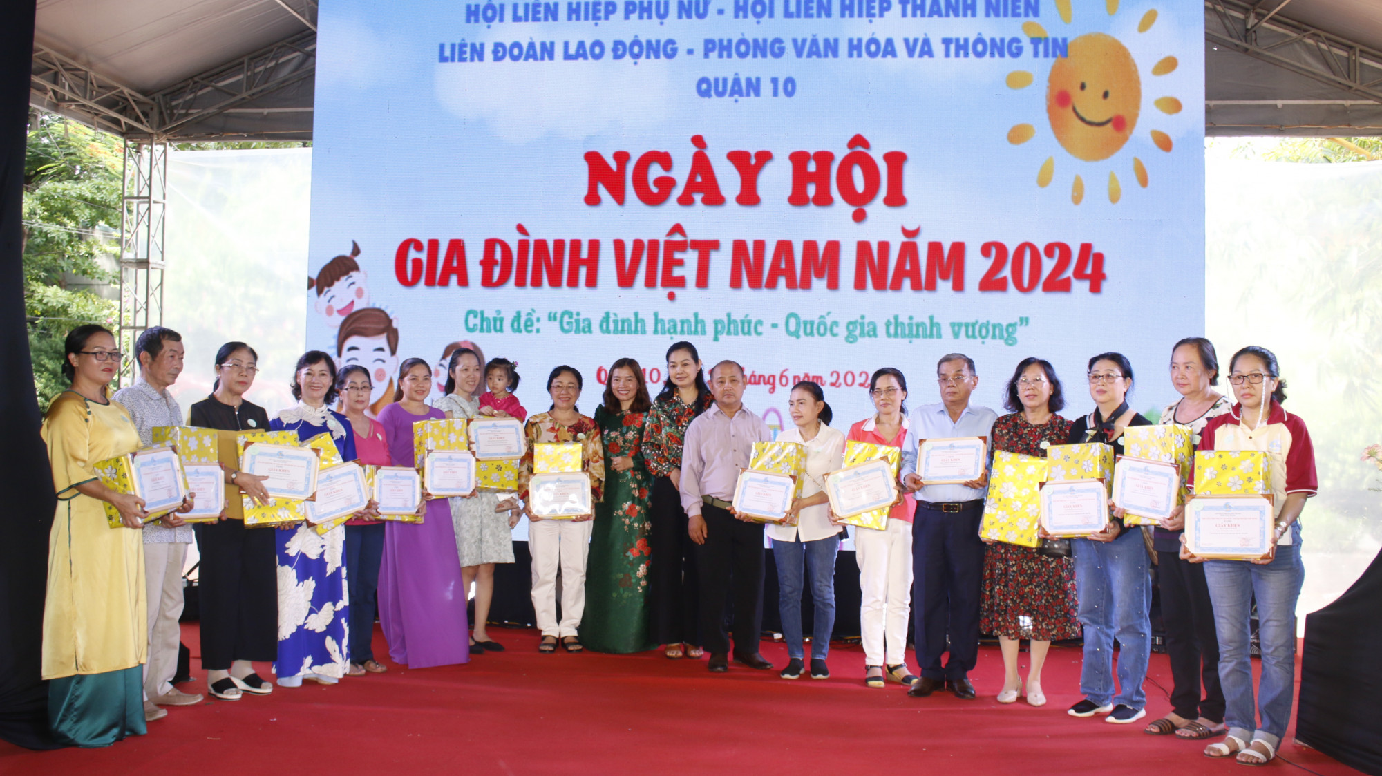 Bà Lâm Thị Ngọc Hoa - Phó chủ tịch thường trực Hội LHPN TPHCM và bà Ngô Thị Quế Băng  - Phó chủ tịch Hội LHPN quận 10 trao quà và giấy khen cho gương gia đình văn hóa, hạnh phúc tiêu biểu năm 2024.