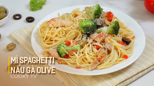 Bạn có thể “đổi gió” bằng món mì spaghetti gà nấu olive, vẫn đảm bảo có đủ rau củ thích hợp cho tất cả thành viên trong nhà - Nguồn ảnh: Cooky Việt Nam