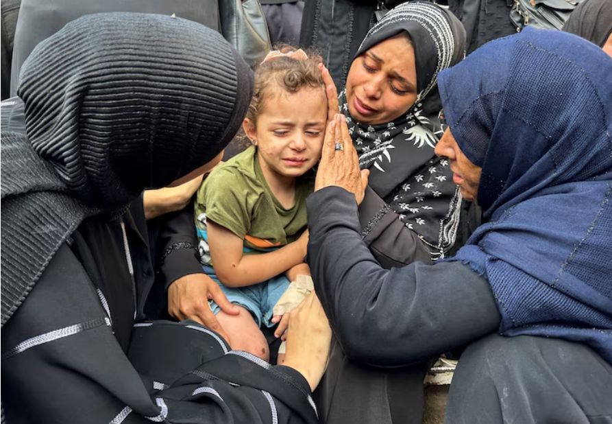 Trẻ em ở Gaza trải qua nỗi đau mất người thân vì cuộc xung đột giữa Hamas và Israel - Ảnh: Reuters