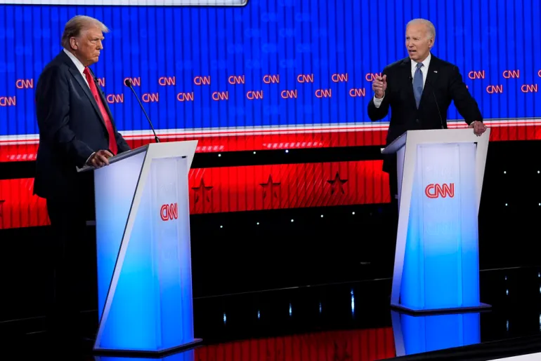 Tổng thống Joe Biden (phải) và ứng cử viên tổng thống của đảng Cộng hòa, cựu Tổng thống Donald Trump (trái) tham gia vào một cuộc tranh luận tổng thống do đài CNN tổ chức - Ảnh: Gerald Herbert/AP