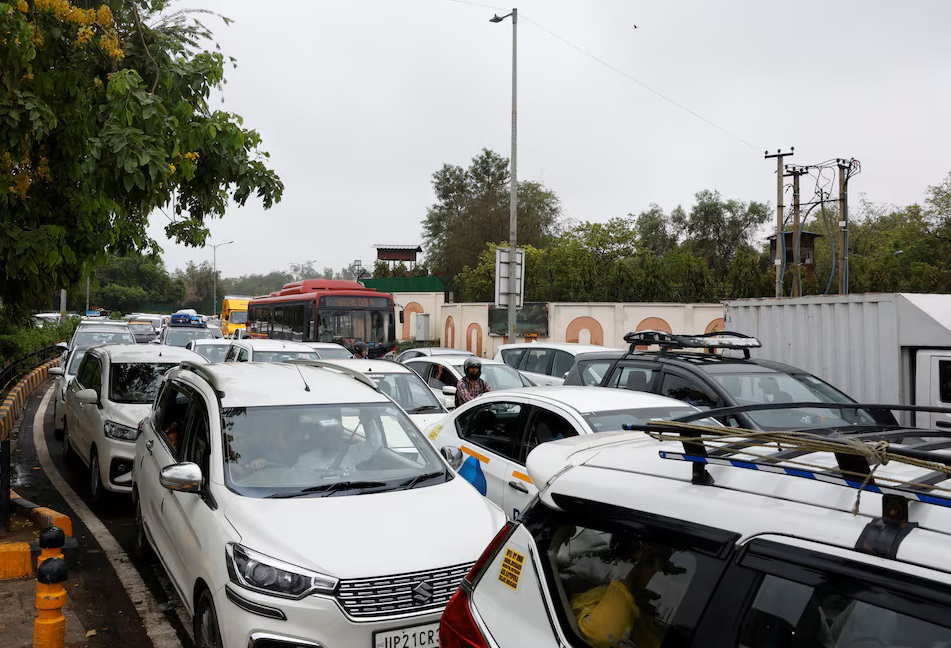 Các phương tiện bị ùn tắc trên đường đến sân bay quốc tế Indira Gandhi ở New Delhi, Ấn Độ trong ngày 28/6 - Ảnh: REUTERS/Priyanshu Singh