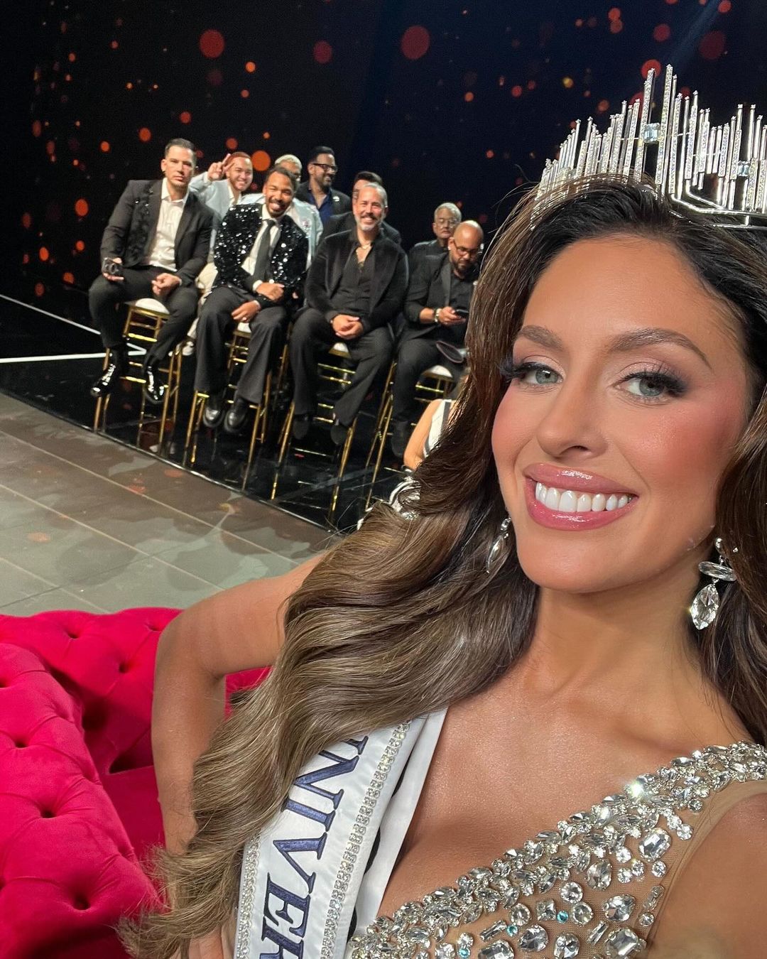 Jennifer Colón vượt qua 27 thí sinh khác, đăng quang Hoa hậu Hoàn vũ Puerto Rico, trong đêm chung kết diễn ra tối 27/6 (theo giờ địa phương) tại San Juan, Puerto Rico.