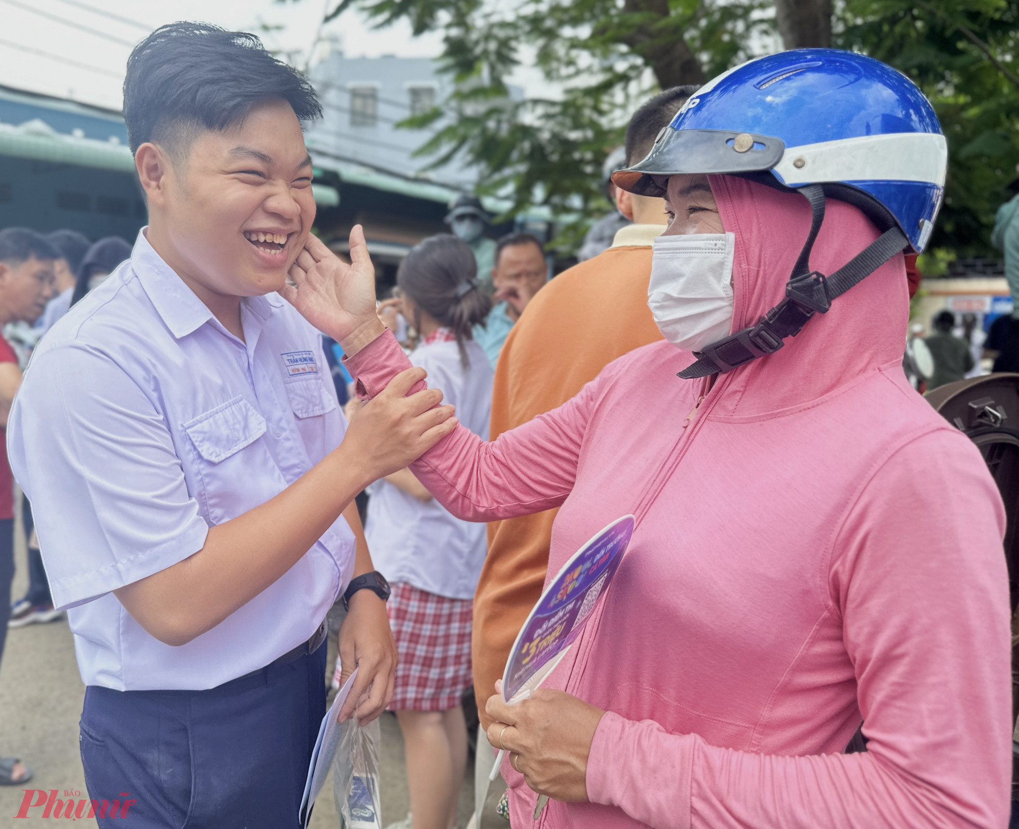 Huỳnh phúc tươi cười bên mẹ khi hoàn thành môn thi Khoa học tự nhiên - Ảnh: Nguyễn Loan