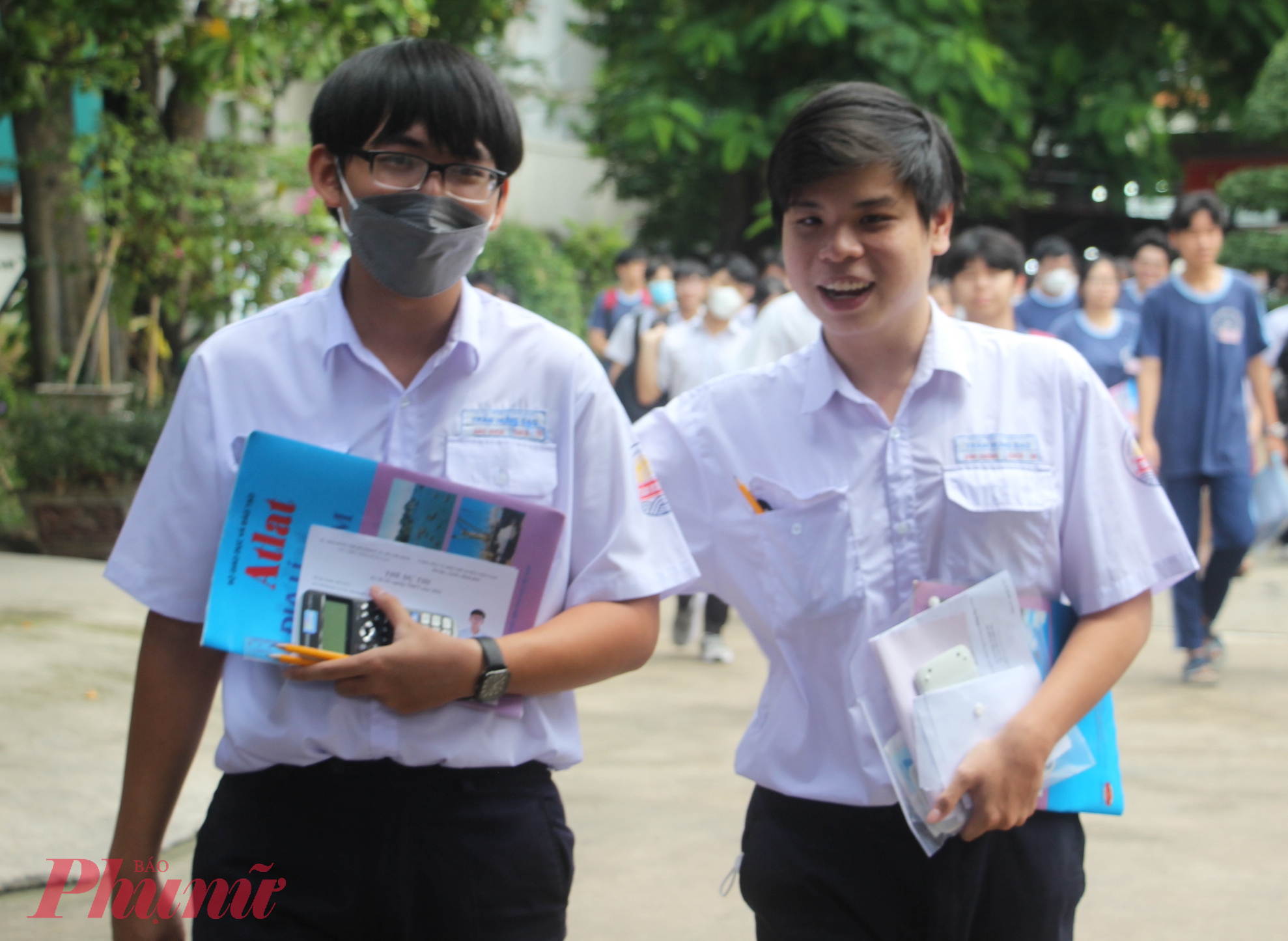 Thí sinh hồ hởi ra khỏi phòng thi. Chiều nay các em thi môn ngoại ngữ - là môn cuối cùng của kỳ thi tốt nghiệp THPT 2024 - Ảnh: Nguyễn Loan
