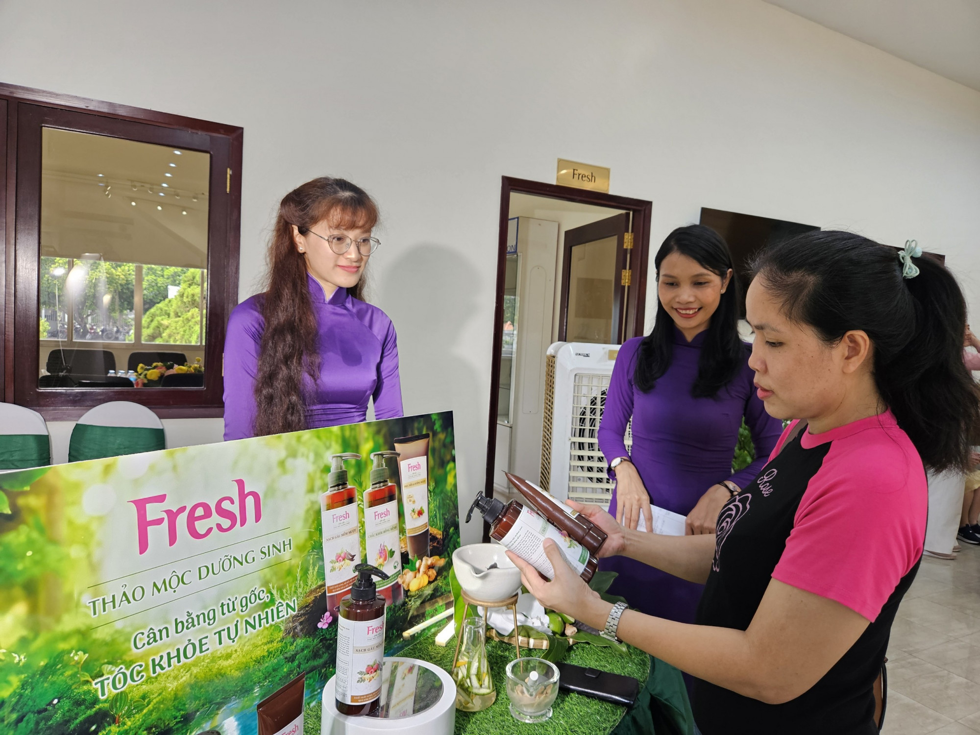 Người tiêu dùng trải nghiệm thực tế tại SCC - Ảnh: Saigon Co.op