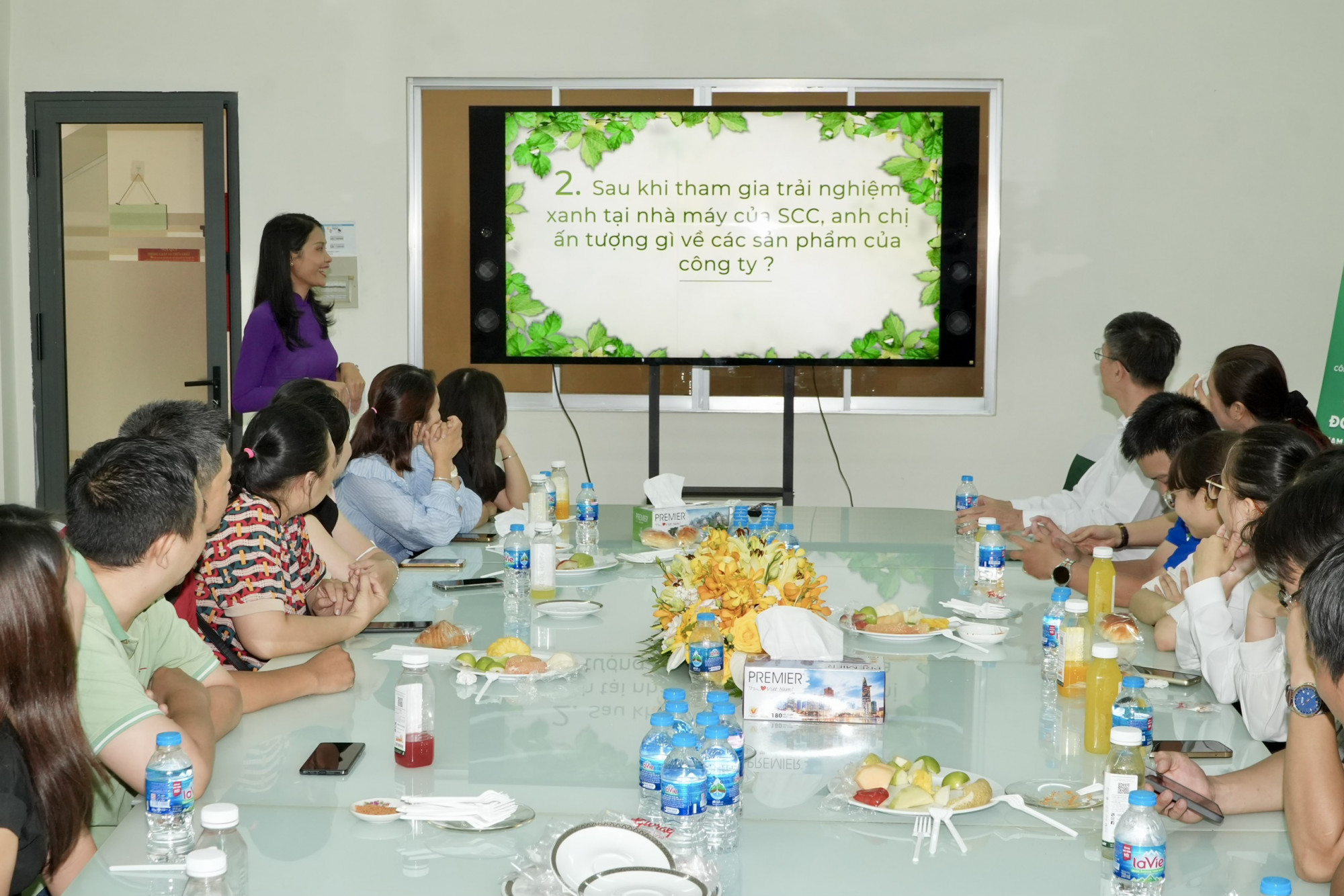 Đoàn đại biểu và khách hàng tham quan trực tiếp quy trình sản xuất xanh của SCC - Ảnh: Thùy Dương
