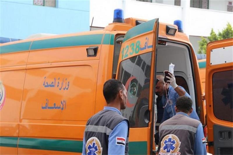 Các nhân viên y tế chuẩn bị đưa những người dân bị thương trong vụ tai nạn xe hơi từ xe cứu thương đến bệnh viện - Ảnh: Ahram
