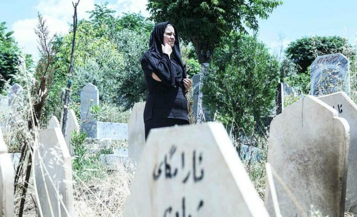 Luật sư và nhà hoạt động Rozkar Ibrahim, 33 tuổi, đi ngang qua một tấm bia có dòng chữ Mộ sự sống, trong một khu vực dành riêng cho các nạn nhân của nạn diệt chủng phụ nữ và giết người vì danh dự. ẢNH: AFP