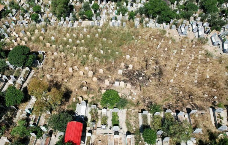Hình ảnh nhìn từ trên cao cho thấy một khu vực không được đánh dấu của nghĩa trang Siwan ở Sulaimaniyah, nơi hầu hết các bia mộ đều bị bỏ trống, cho thấy mộ của các nạn nhân của tội ác diệt chủng phụ nữ và danh dự. ẢNH: AFP