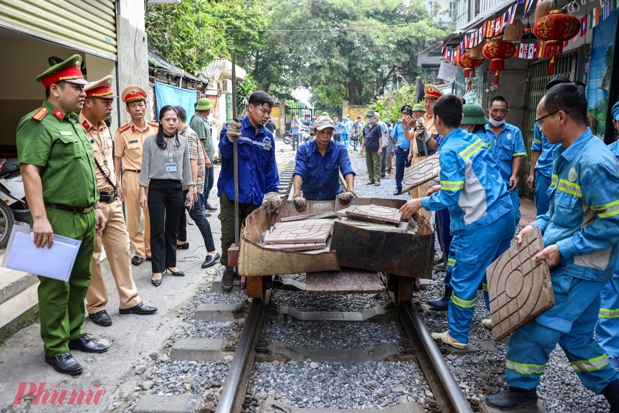 Tổ công tác liên ngành dọn dẹp khu vực đường sắt, đoạn từ gác chắn đường tàu trên phố Khâm Thiên và kết thúc tại đầu ngõ 222 đường Lê Duẩn với chiều dài khoảng 400m.
