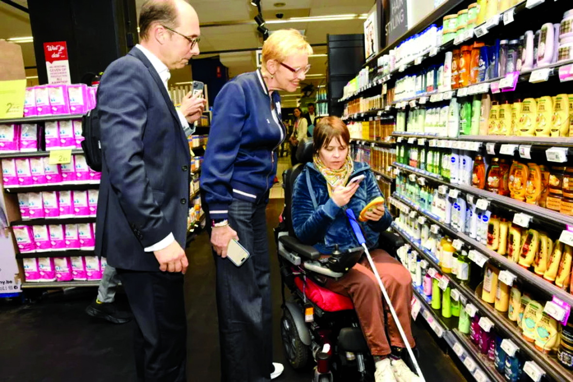 Nhà bán lẻ Carrefour Bỉ vừa giới thiệu một giải pháp giúp khách hàng mù và khiếm thị có thể mua sắm một cách an toàn - Nguồn ảnh: ESM