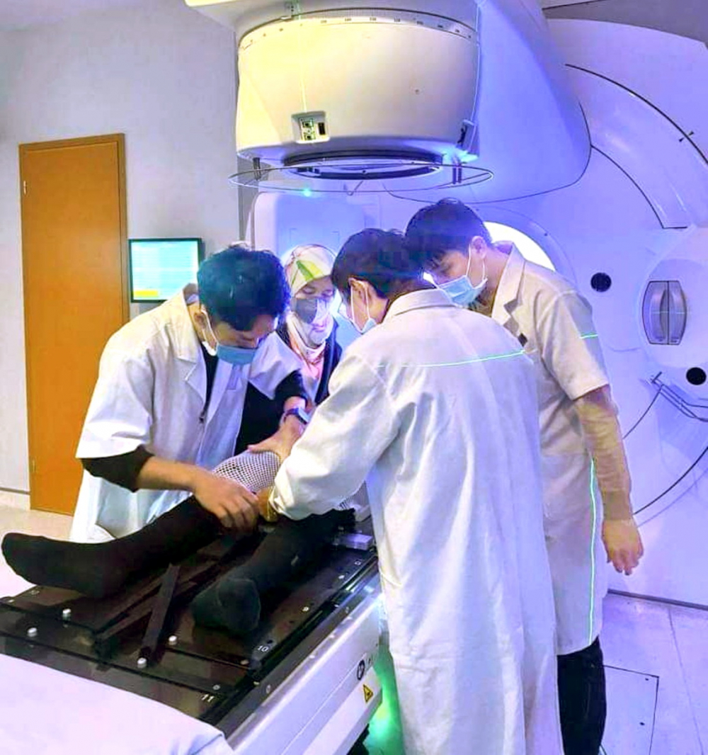 Sinh viên ngành công nghệ kỹ thuật hạt nhân Trường đại học Khoa học tự nhiên (Đại học Quốc gia Hà Nội) thực tập tại Khoa Vật lý xạ trị, Bệnh viện K Tân Triều