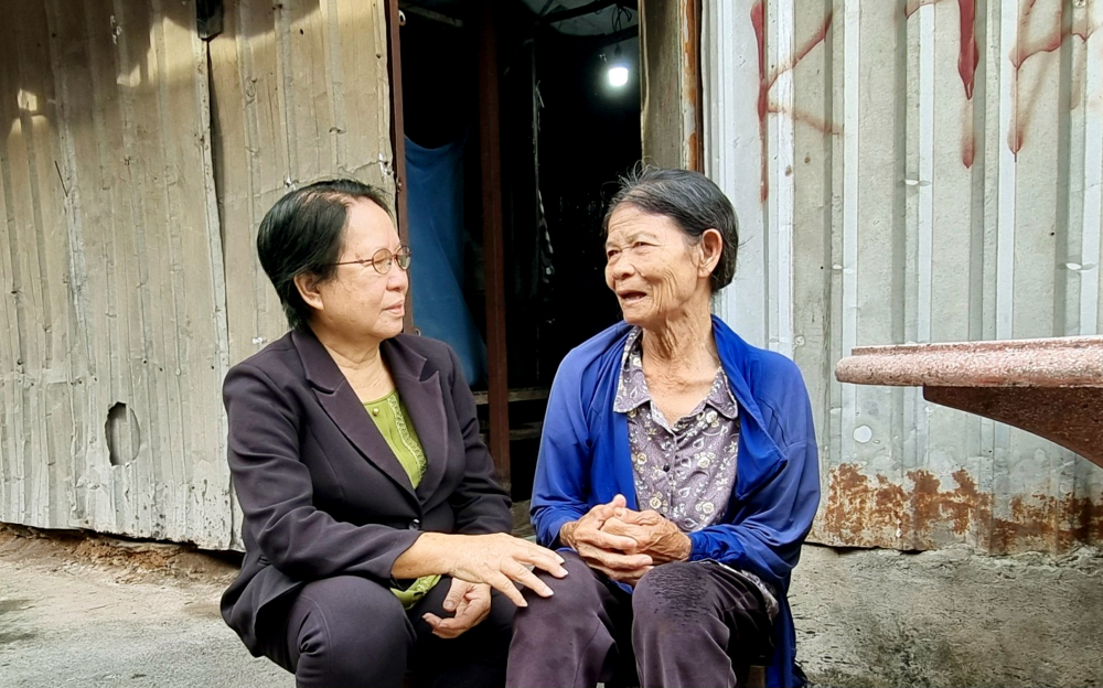 Dì Nguyễn Thị Hương (bìa trái) dành nhiều sự quan tâm, chăm lo sau khi biết hoàn cảnh bà Nguyễn Thị Tới