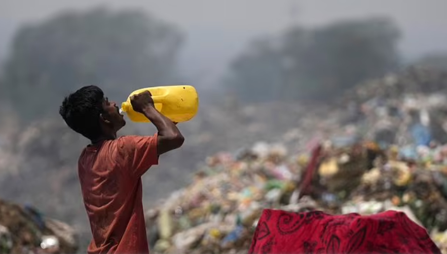 Abhiyant Tiwari, người đứng đầu nhóm chống chịu khí hậu tại chương trình Ấn Độ của Hội đồng Bảo vệ Tài nguyên Thiên nhiên, cho biết những người nhặt rác “nằm trong số những đối tượng dễ bị tổn thương nhất và tiếp xúc nhiều với nhiệt độ cao”.