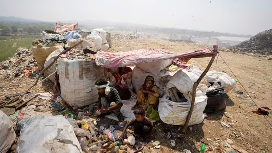 Tại bãi rác Jammu, những đám cháy nhỏ rải rác trên đống rác khổng lồ, tạo ra những cột khói khi hai người đàn ông kéo một tấm bạt sờn chứa đầy rác vào ngày các nhà báo của Associated Press đến thăm. Một cậu bé 6 tuổi ôm chặt một ôm đôi dép nhựa. Khi những người hái lượm khác thỉnh thoảng trú ẩn khỏi cái nóng, những con chim bay lượn trên đầu, thỉnh thoảng lại lao xuống để tìm kiếm phế liệu.  Theo hồ sơ của chính phủ liên bang, Ấn Độ tạo ra ít nhất 62 triệu tấn rác thải mỗi năm và một số bãi chôn lấp của nước này thực sự là những ngọn núi rác, như bãi chôn lấp Ghaziabad bên ngoài New Delhi. Và trong khi một luật năm 2016 bắt buộc phải phân loại rác thải để vật liệu nguy hại không đi đến bãi chôn lấp, thì luật này lại không được thực thi tốt, làm tăng thêm nguy cơ cho những người nhặt rác.