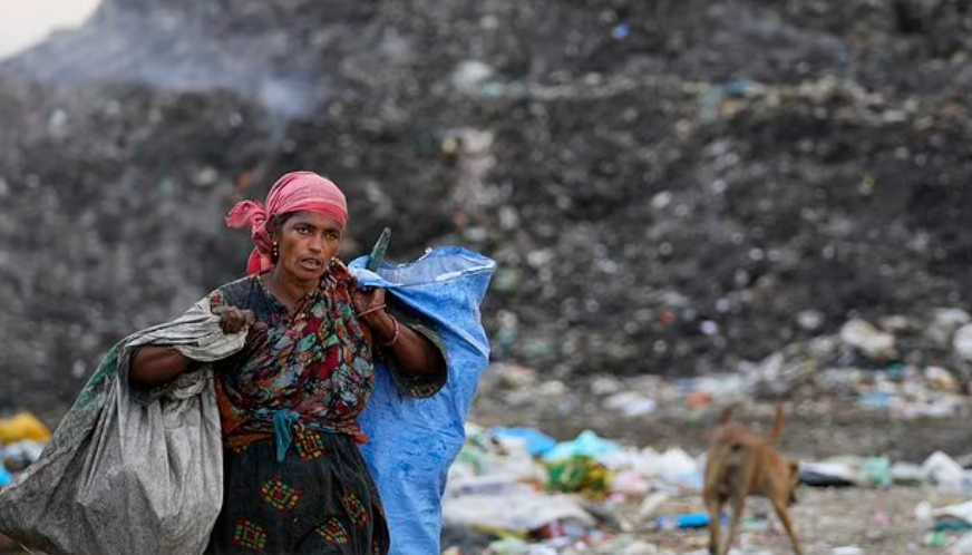 Geeta Devi, một người nhặt rác 55 tuổi cũng làm việc tại bãi rác Bhalswa ở New Delhi, cho biết khi bà cảm thấy chóng mặt vì nóng, bà thường tìm nơi trú ẩn và đôi khi có người cho bà nước hoặc thức ăn. Nhưng bà phải làm việc để kiếm được 150-200 rupee (1,80 đến 2,40 đô la) mỗi ngày để mua thức ăn cho con cái.  “Thật khó để làm công việc của tôi vì nắng nóng. Nhưng tôi không có công việc nào khác”, cô nói.