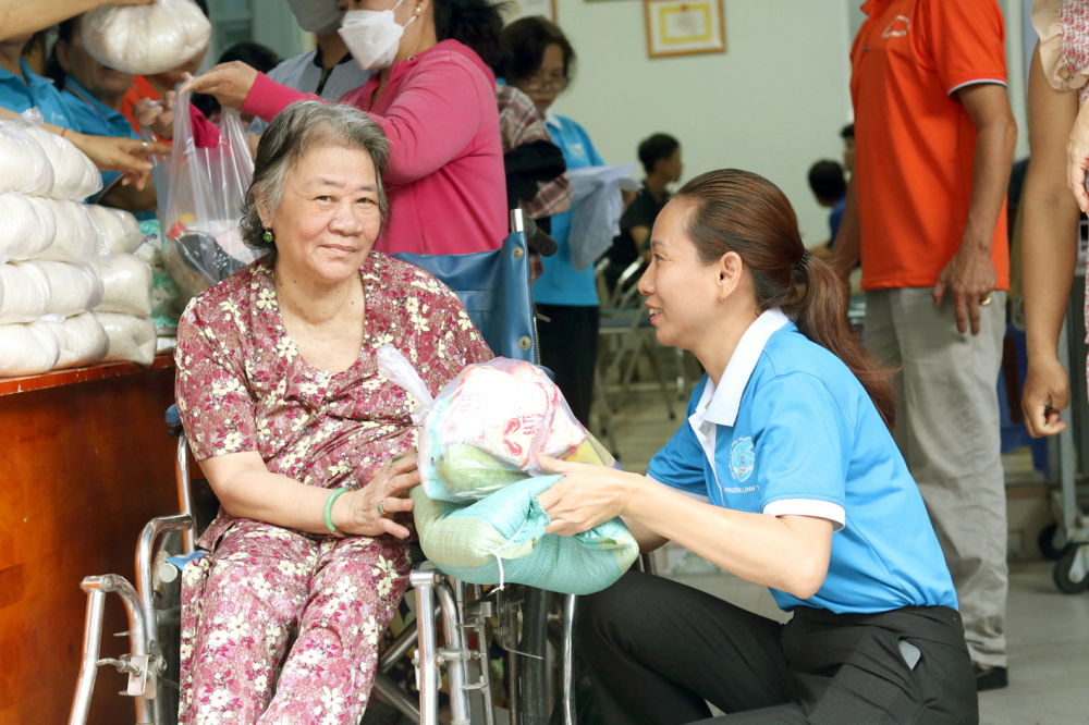 Chị Hoàng Thị Bích Thuận đến thăm và tặng thực phẩm cho bà Ngọc Lệ