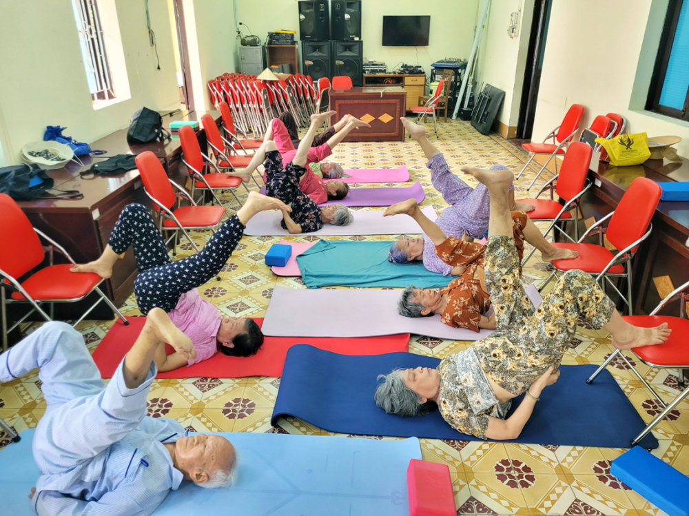 Giờ học yoga của các cụ già ở trung tâm dưỡng lão Thị Nghè (TPHCM) - ẢNH: THU LÊ