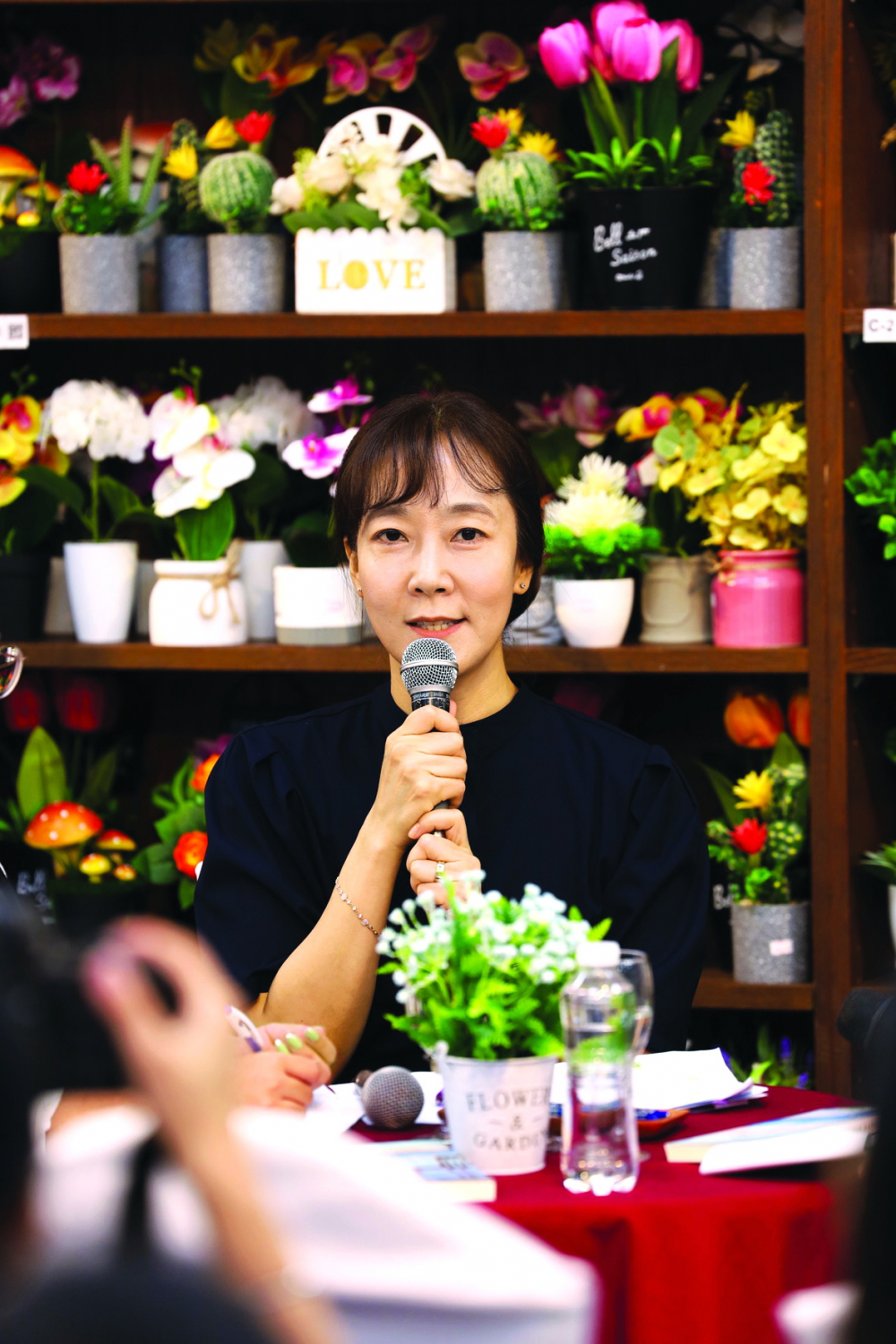 Jun Mee Kyung hiện là bác sĩ chuyên khoa sức khỏe tâm thần, Giám đốc Phòng khám Sức khỏe Tâm thần Goodmorning, giáo sư thỉnh giảng tại Đại học Dan Kook (Hàn Quốc). Nhờ kiến thức và kinh nghiệm sâu sắc về các vấn đề sức khỏe tinh thần ở người trẻ, bà còn là người hướng dẫn tinh thần của nhiều bệnh nhân trẻ tuổi.
