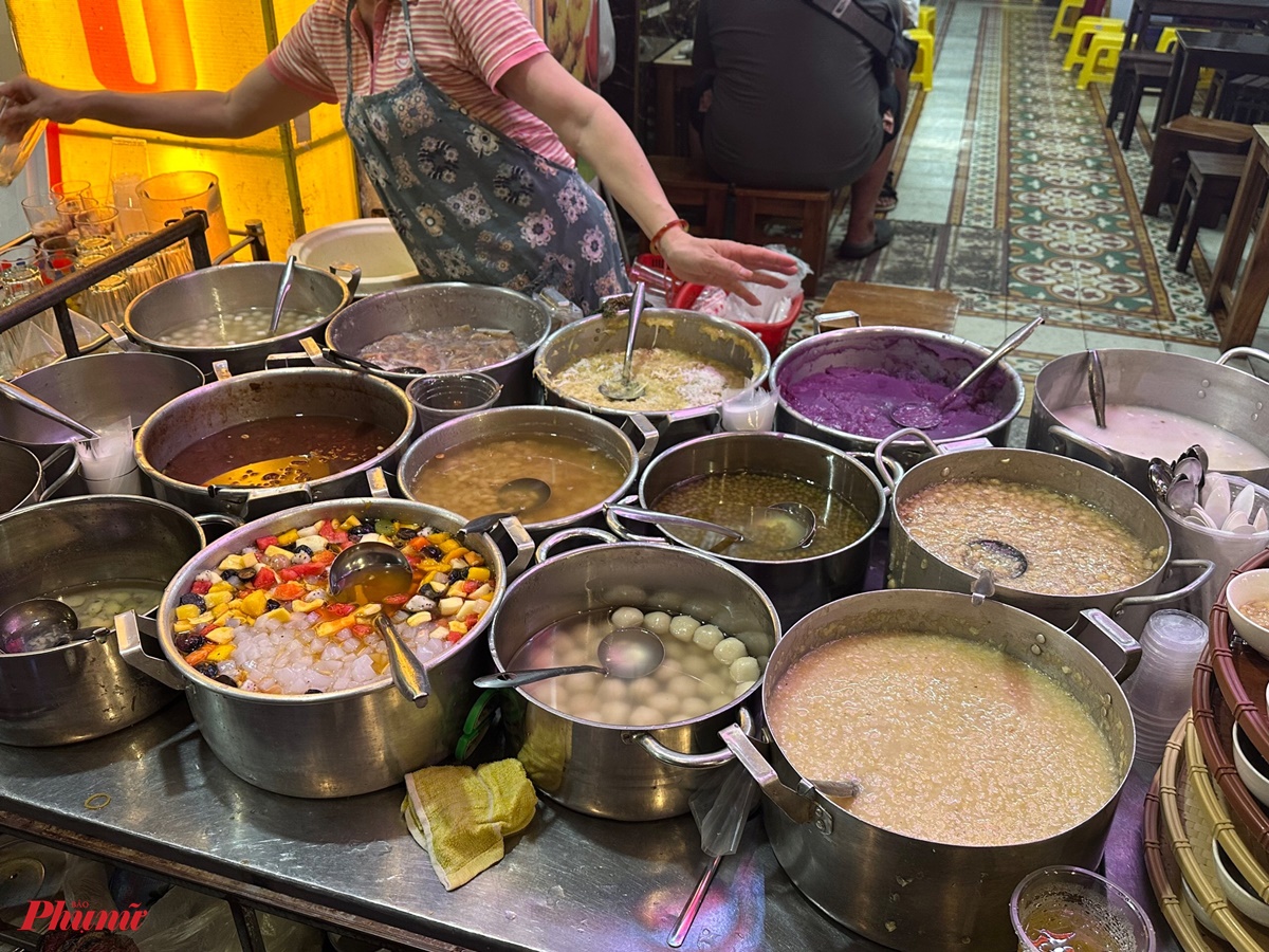 Tráng miệng với đủ các loại chè ở quán Chè mợ Tôn Đích (20 Đinh Tiên Hoàng, Phú Hoà, Thành phố Huế, Thừa Thiên Huế). Các món chè được nấu không quá ngọt, vừa ăn, một ly chè chỉ khoảng 15.000 đồng.