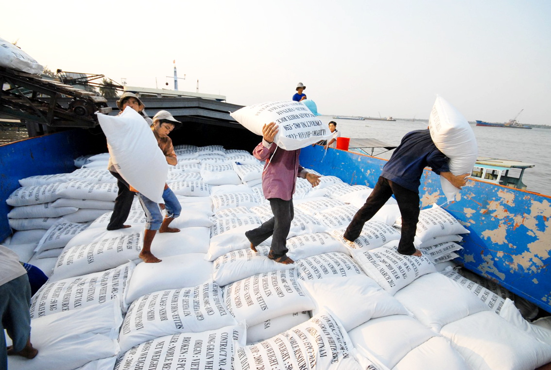 Xuất khẩu gạo ở cảng Mỹ Thới (An Giang) - ẢNH: HUỲNH LỢI