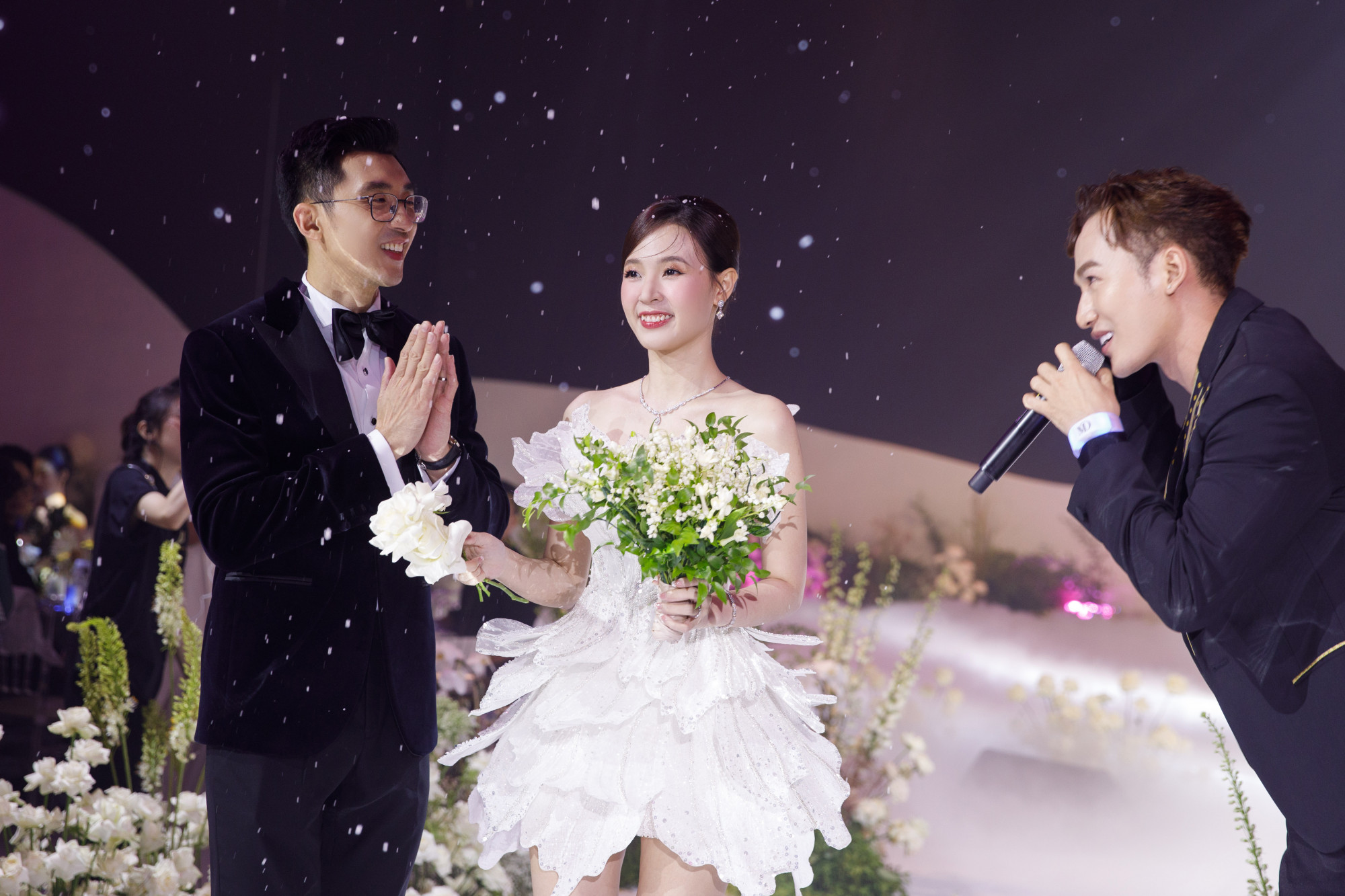 Đám cưới của diễn viên Midu và doanh nhân Minh Đạt đã thu hút nhiều sự quan tâm của truyền thông, người hâm mộ. Hôn lễ không chỉ cầu kỳ và đầu tư khủng cho sân khấu mà trang phục của cả hai cũng ấn tượng.