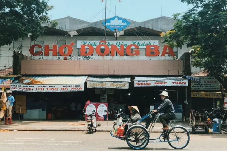 Chợ Đông Ba không chỉ đơn thuần là một nơi mua bán tấp nập tại Huế. Đây còn là ngôi chợ cổ mang nhiều giá trị văn hóa, lịch sử của mảnh đất cố đô.  
