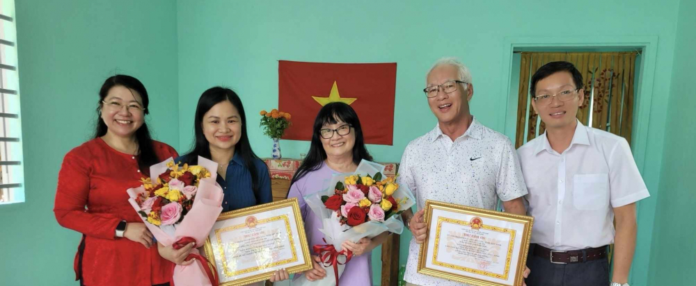 Chủ tịch Hội LHPN tỉnh Tây Ninh Phan Thị Thùy Vân (bìa trái) và Phó bí thư thường trực huyện ủy huyện Bến Cầu Nguyễn Quang Thắng (bìa phải) trao thư cảm ơn và hoa đến Báo Phụ nữ TPHCM và nhà tài trợ