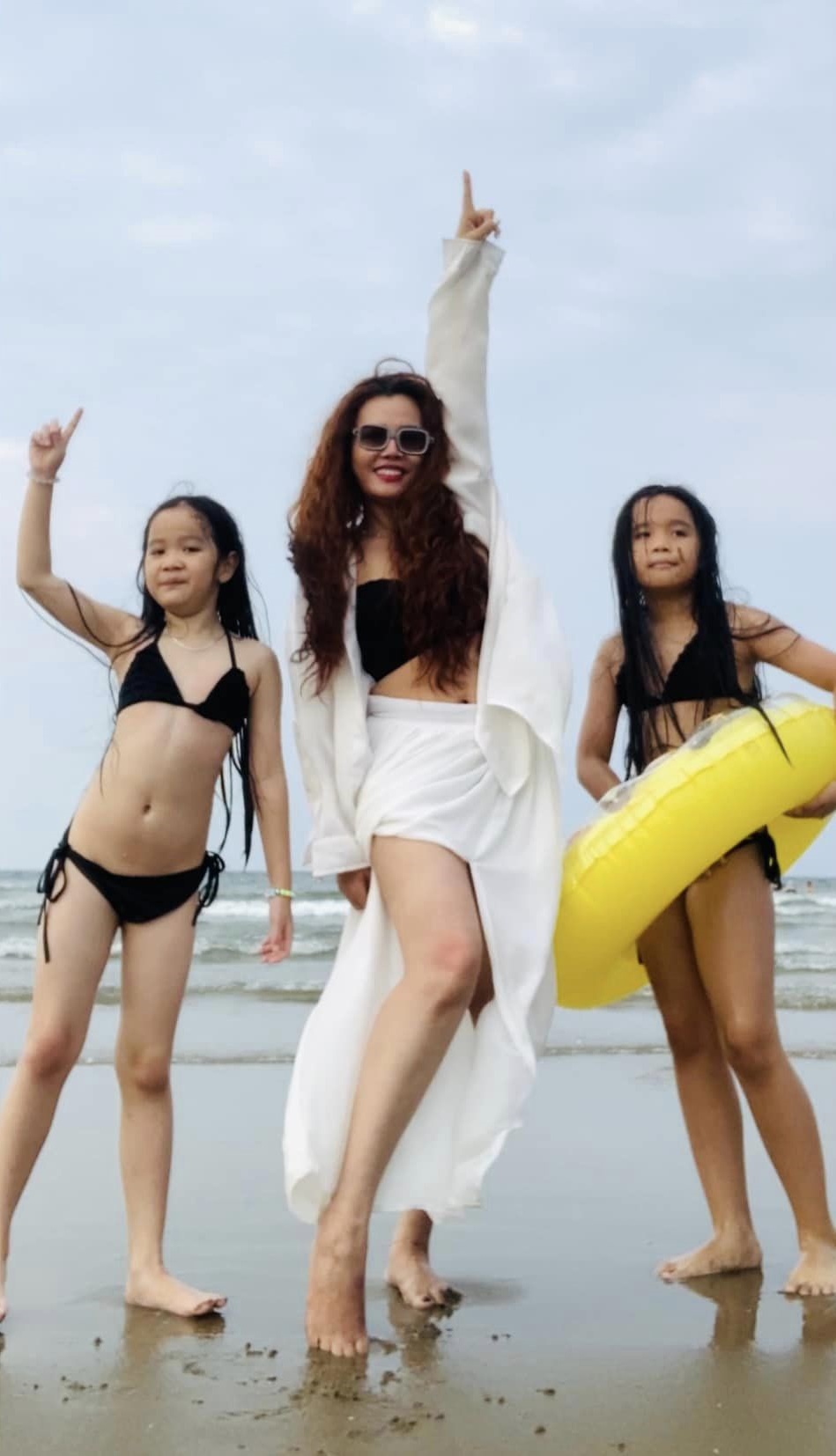 Chị Xuân và các cháu nội cùng diện bikini 2 mảnh