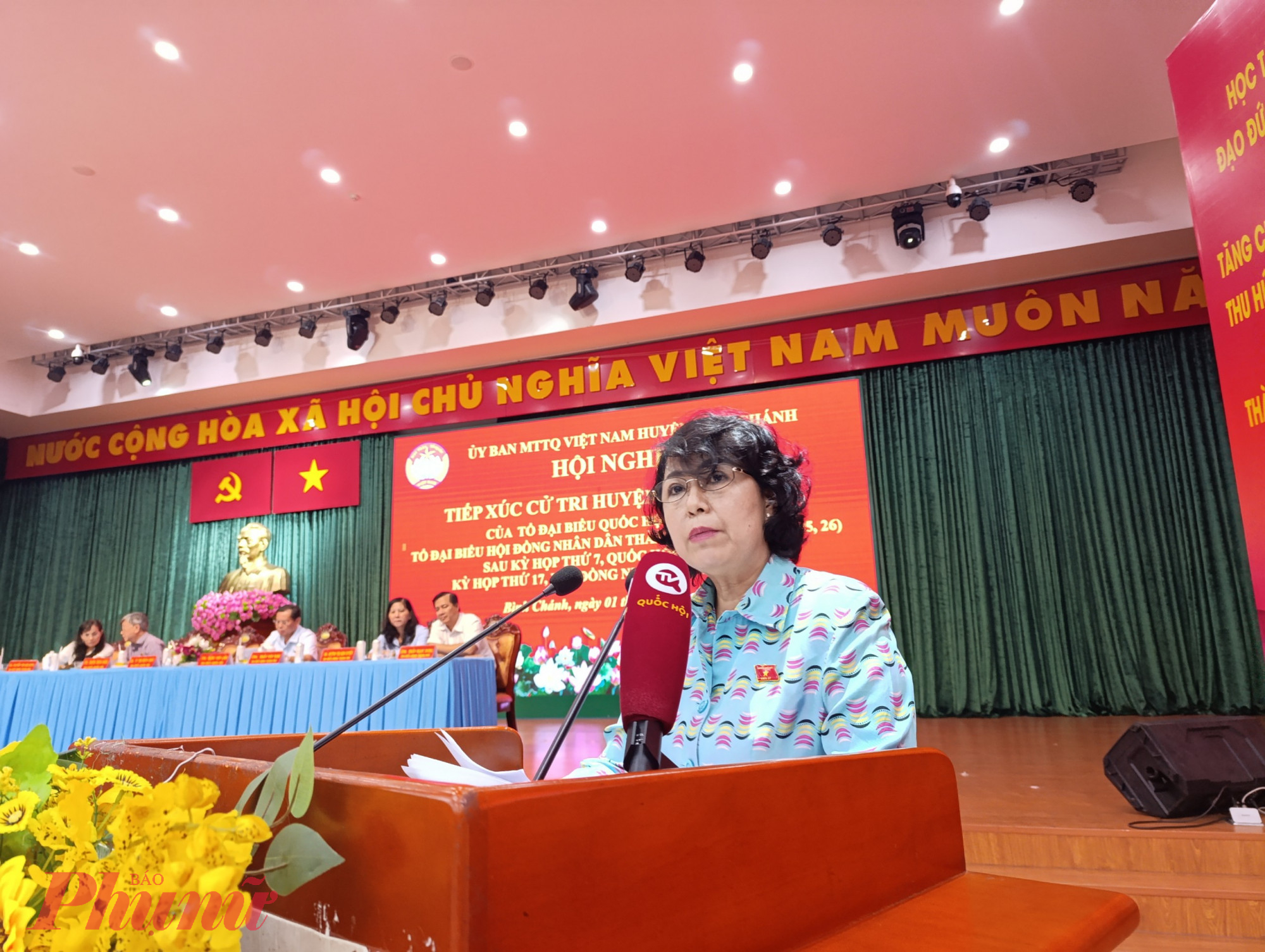 Phó Chủ tịch Ủy ban Trung ương MTTQ Việt Nam Tô Thị Bích Châu phát biểu tại buổi tiếp xúc cử tri - Ảnh: T.L