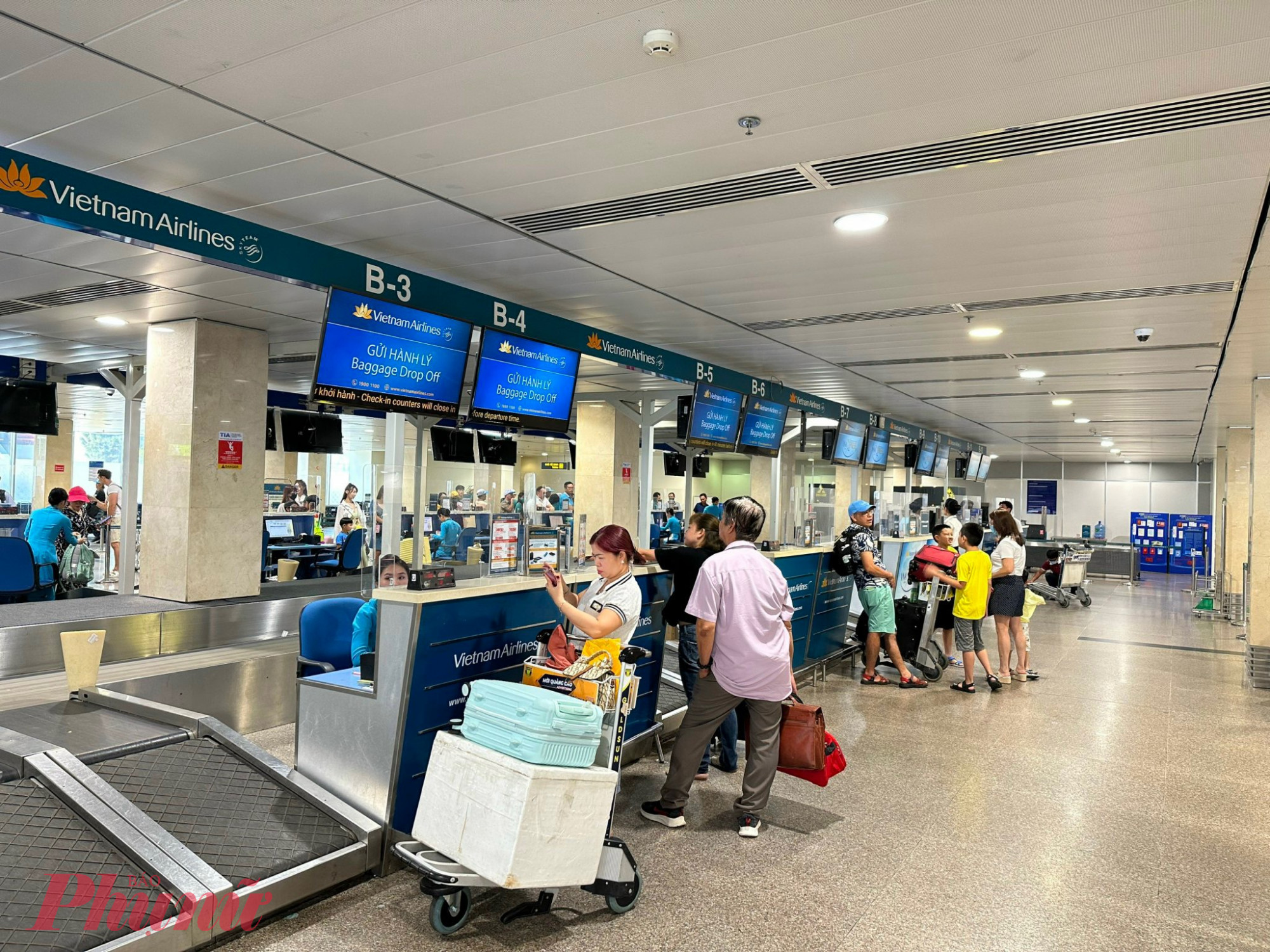Khách hàng làm thủ tục hàng không tại Cảng HKQT Tân Sơn Nhất. Ảnh: Quốc Thái